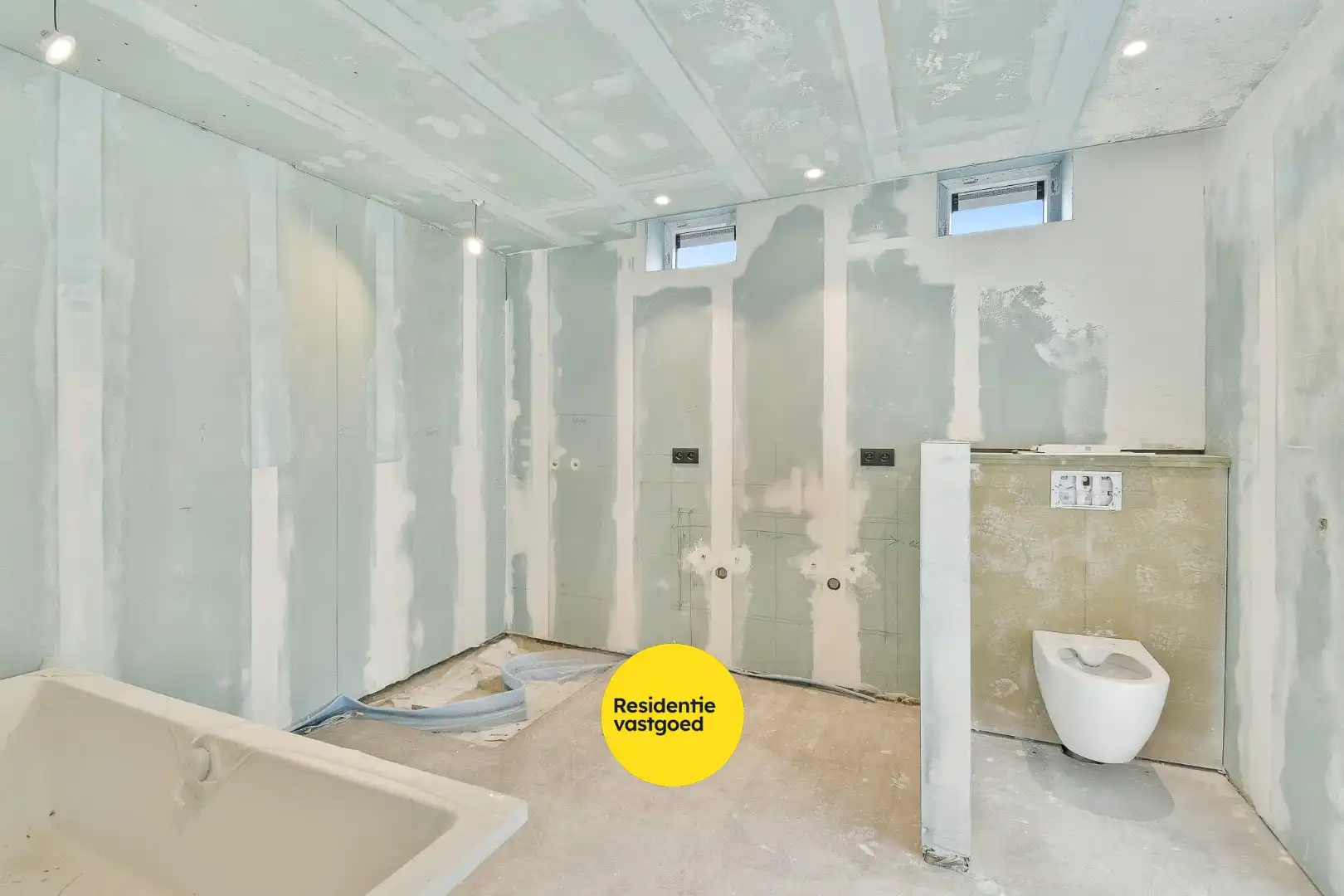 Woning met reeds aangevatte renovatie en veel potentieel foto 11