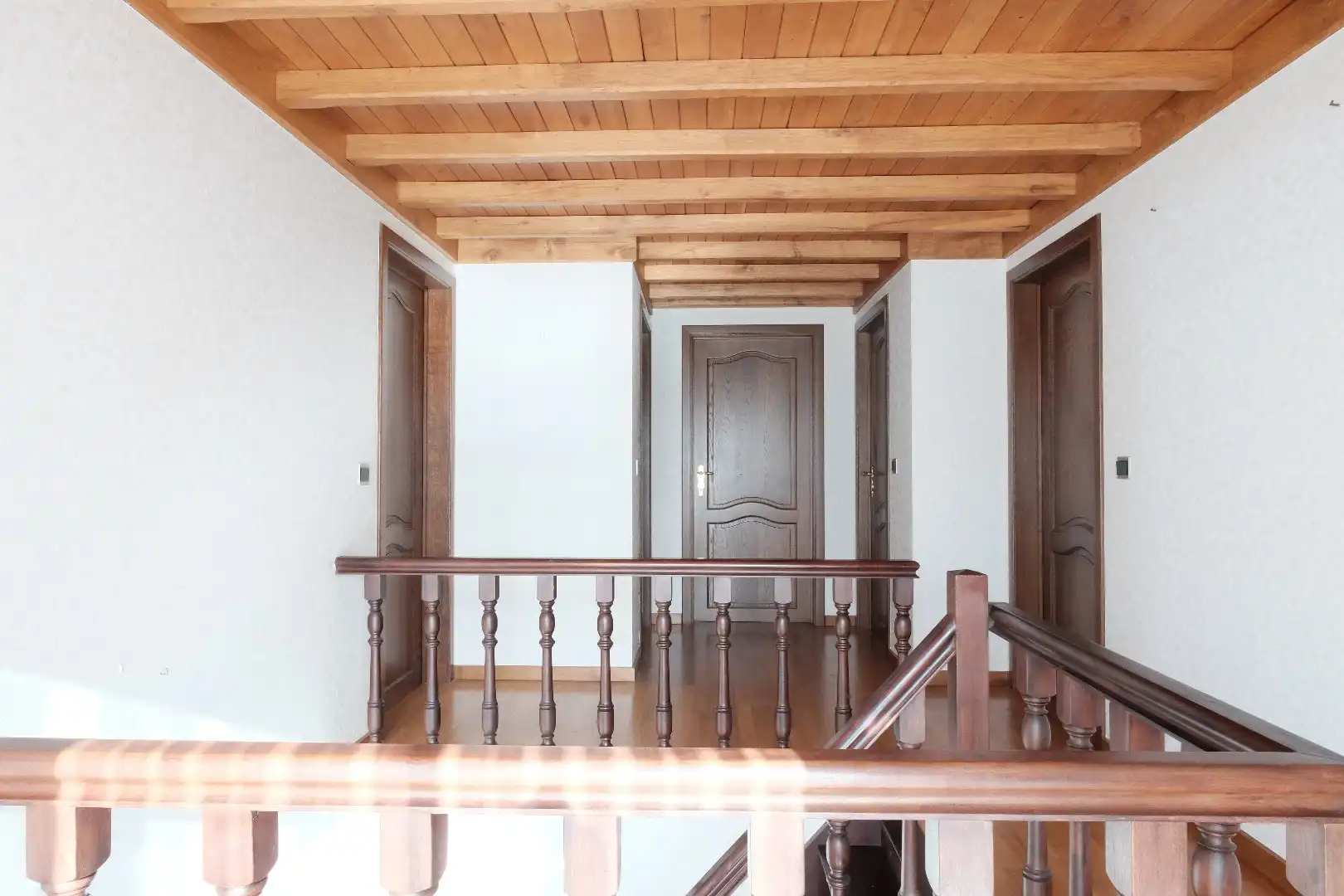 Ruime halfopen woning met 5 slaapkamers, 2 garages en zuidgerichte tuin foto 14