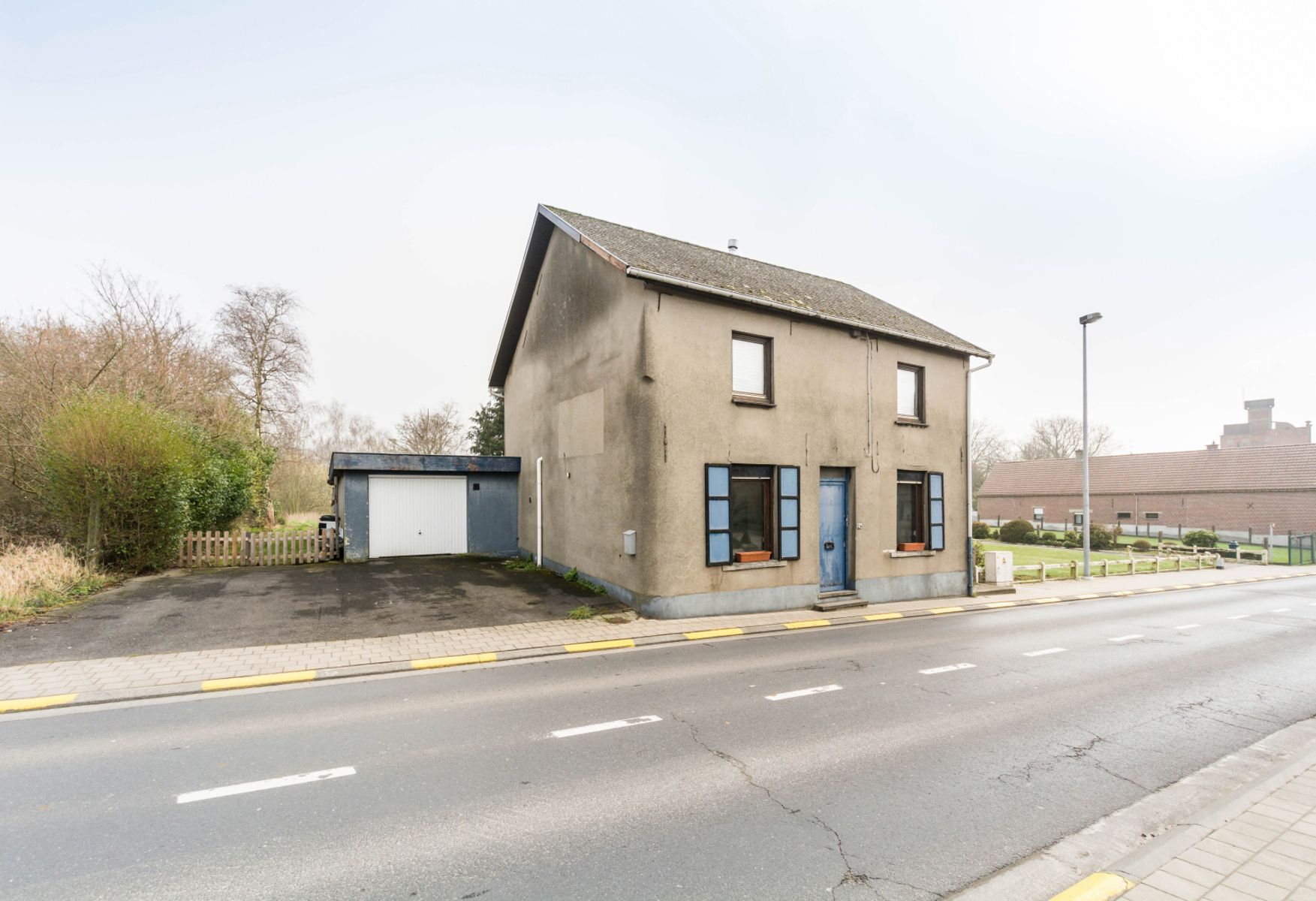 Vrijstaande woning met garage, tuin en achterliggende weide foto 2