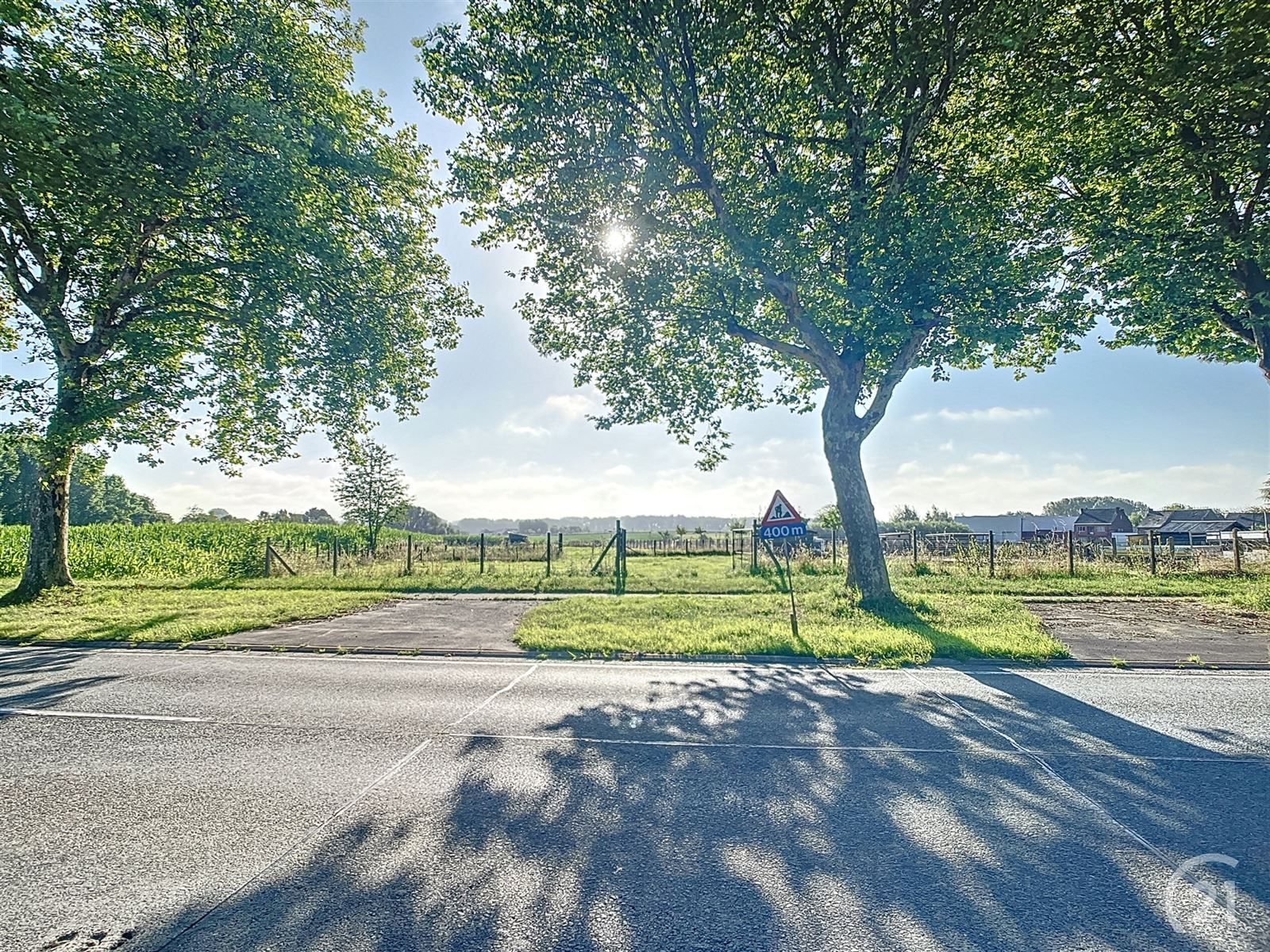 weidegrond met directe toegang tot de straat foto 3