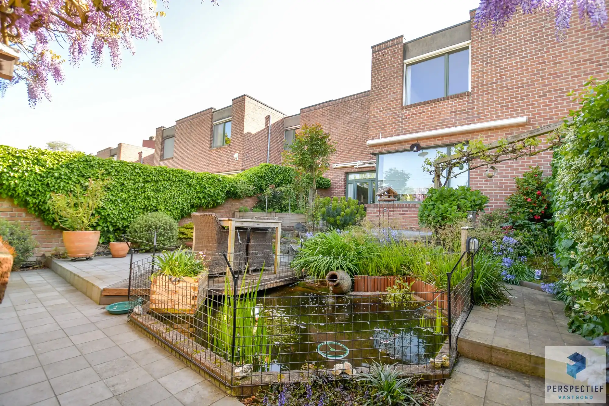 Ruime goed onderhouden woning met 3 slpk en tuin foto 2