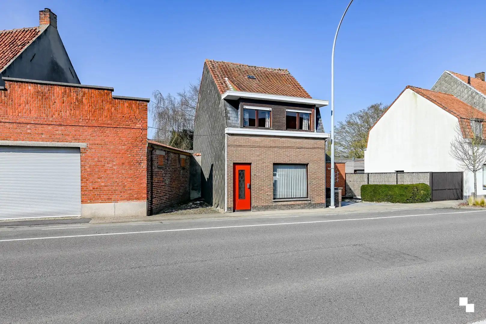 Totaal te renoveren woning met riante garage te Bosmolens foto 21