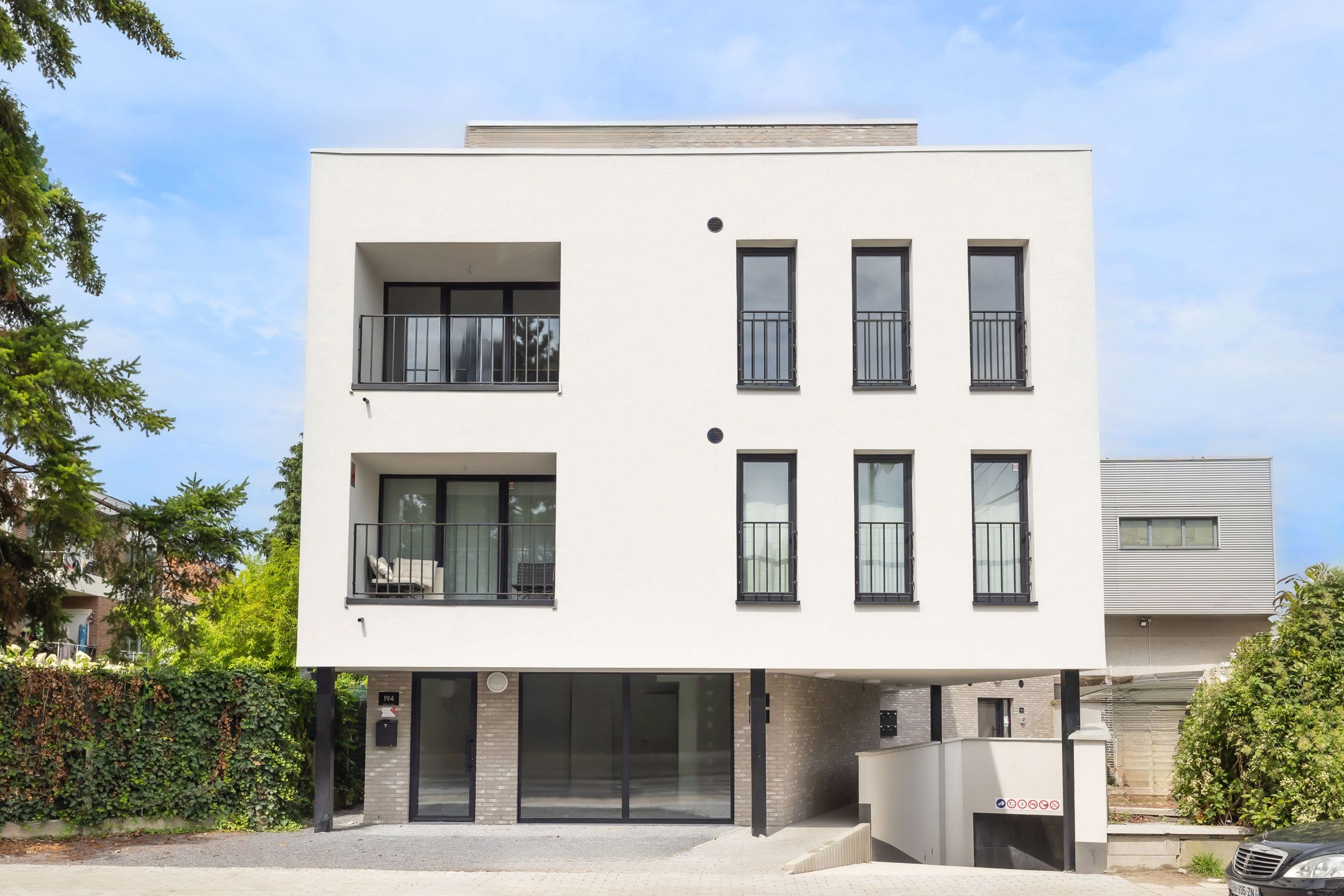 Nieuw kantooroppervlak – centrum van Evere foto {{pictureIndex}}