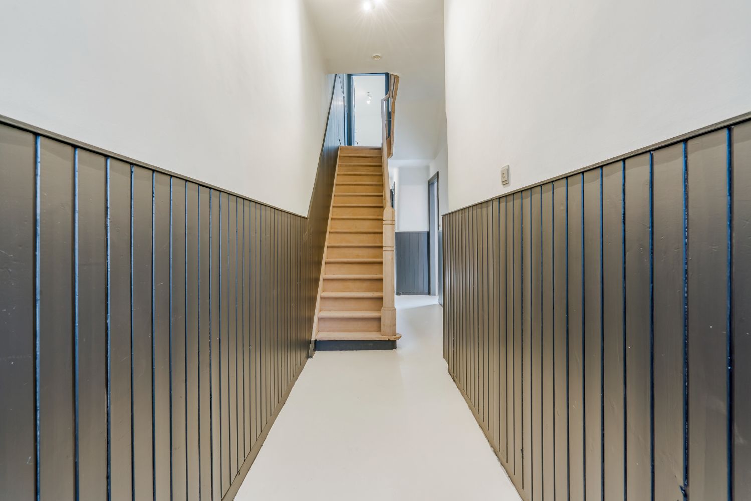 Gerenoveerd ongemeubeld herenhuis met drie slaapkamers en twee badkamers en een buitenruimte. Op wandelafstand van het centrum maar toch in een rustige buurt. In de nabijheid van scholen. foto 7