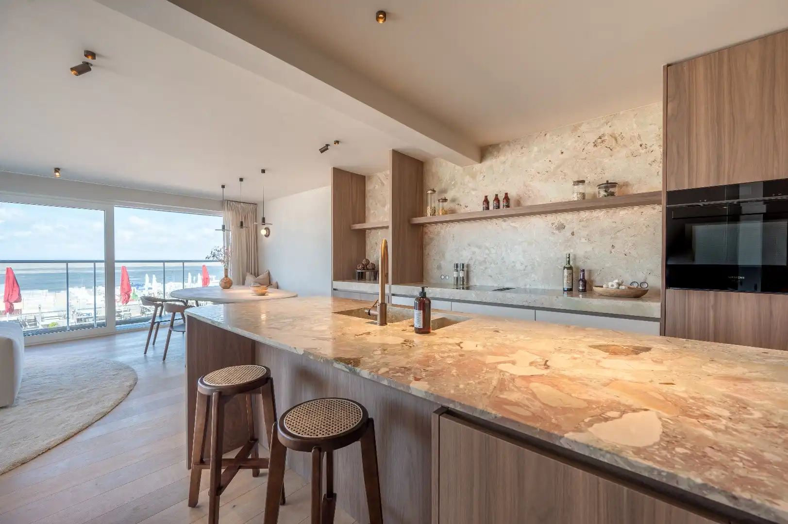 Luxueus gerenoveerd hoekappartement met terrassen en frontaal zeezicht foto 4