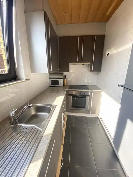 Dit charmante penthouse met één slaapkamer onderscheidt zich door zijn uitzonderlijke terrassen rondom het appartement. Dankzij de ruime buitenruimtes geniet u op elk moment van de dag van de zon en het buitenleven. Een unieke woonbeleving voor wie op zoek is naar een combinatie van comfort, rust en een overvloed aan buitenruimte. foto 6