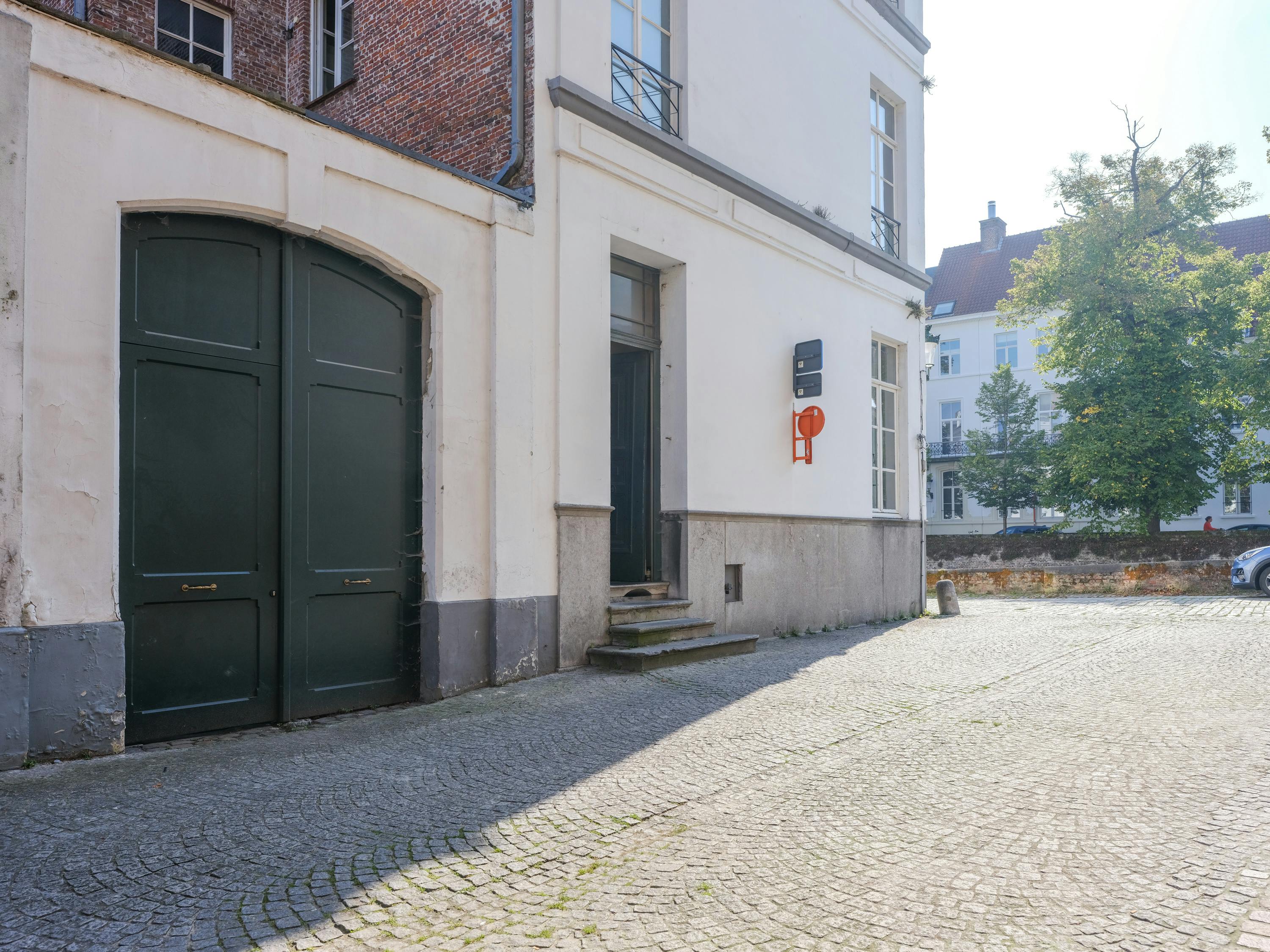 Te renoveren statige hoekwoning in Brugge te koop foto 6