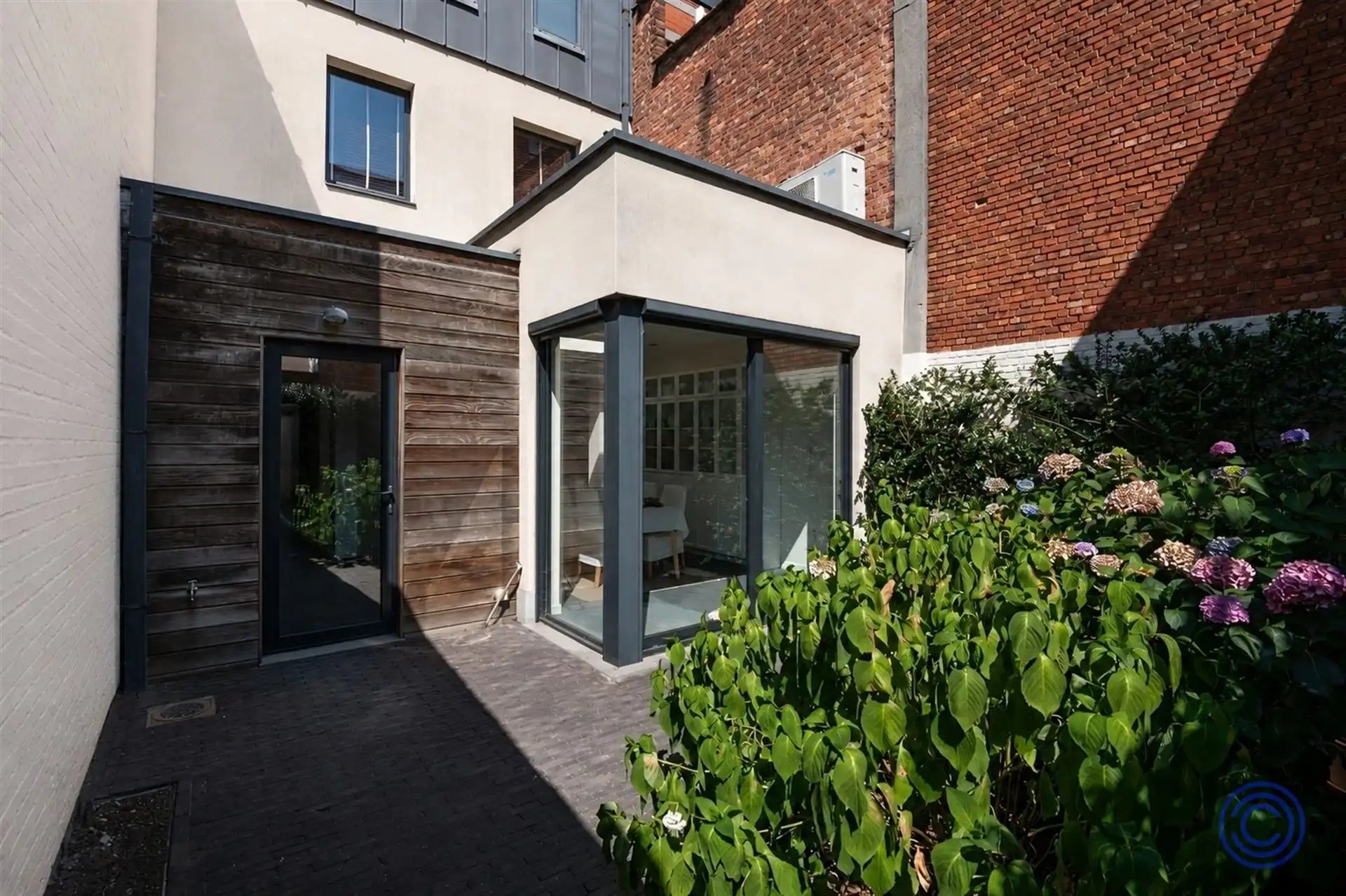 Statig herenhuis met zonnepanelen, 3 ruime slaapkamers, stadstuin en ruime oprit met laadpaal! foto 4