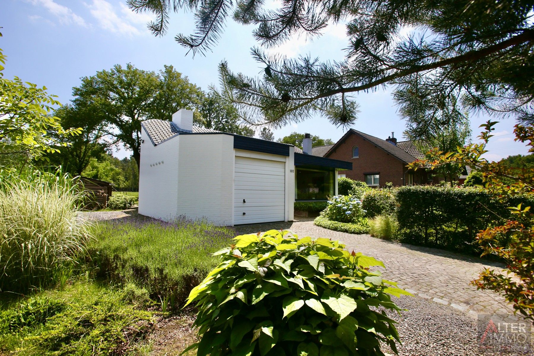 Stijlvolle, tijdloze en volledig gelijkvloerse woning met 3 slaapkamers, inpandige garage, tuinlounge en een schitterende tuin met een adembenemend uitzicht op een oase van groen! foto 29