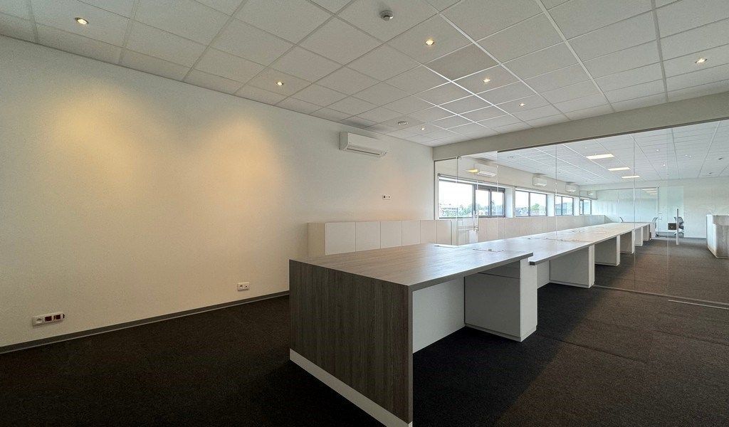 Gerenoveerde instapklare kantoren te huur aan station van Lint foto 12