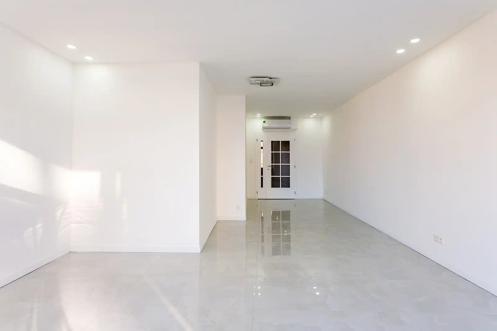 Recent gerenoveerd app. met 2 slpks en 2 terrassen foto 7