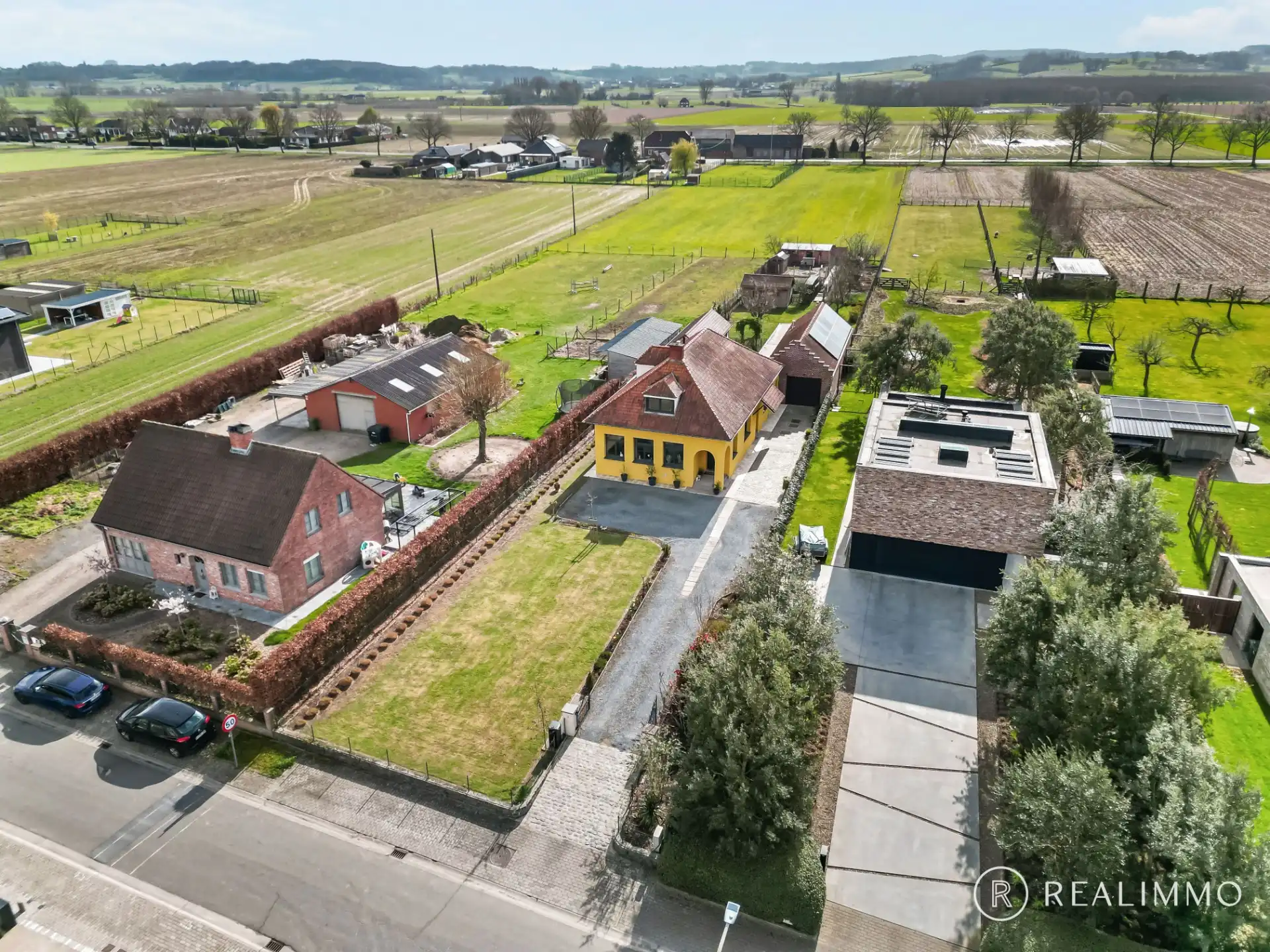 Gerenoveerde landelijk gelegen woning op 1731 m² foto {{pictureIndex}}
