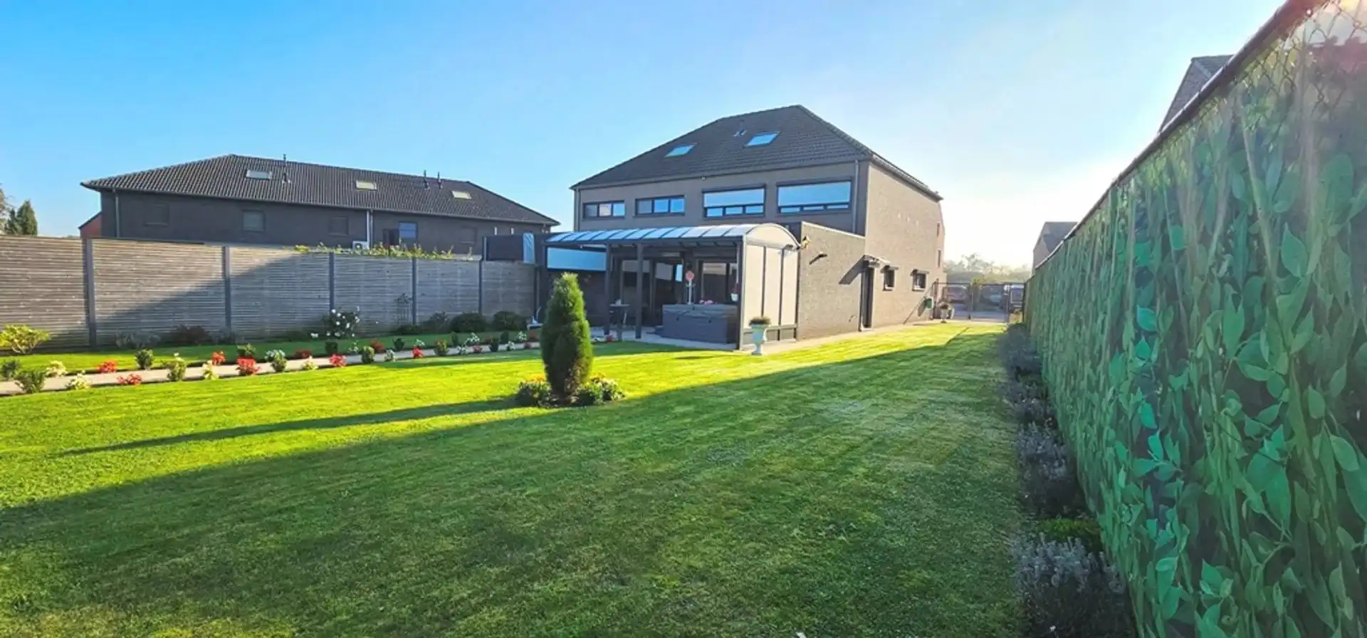 Ruime, recente, instapklare, energiezuinige half open bebouwing met degelijke en kwalitatieve afwerking en zonnepanelen, gelegen net buiten de grote ring van Hasselt. foto 31