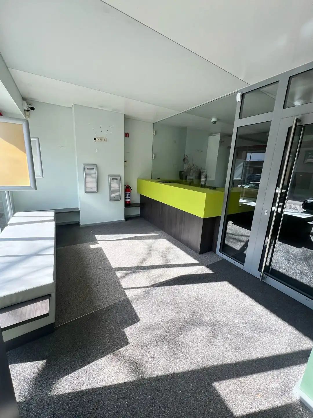 Te Koop Modern Kantoor met Aanliggend Magazijn. foto 3