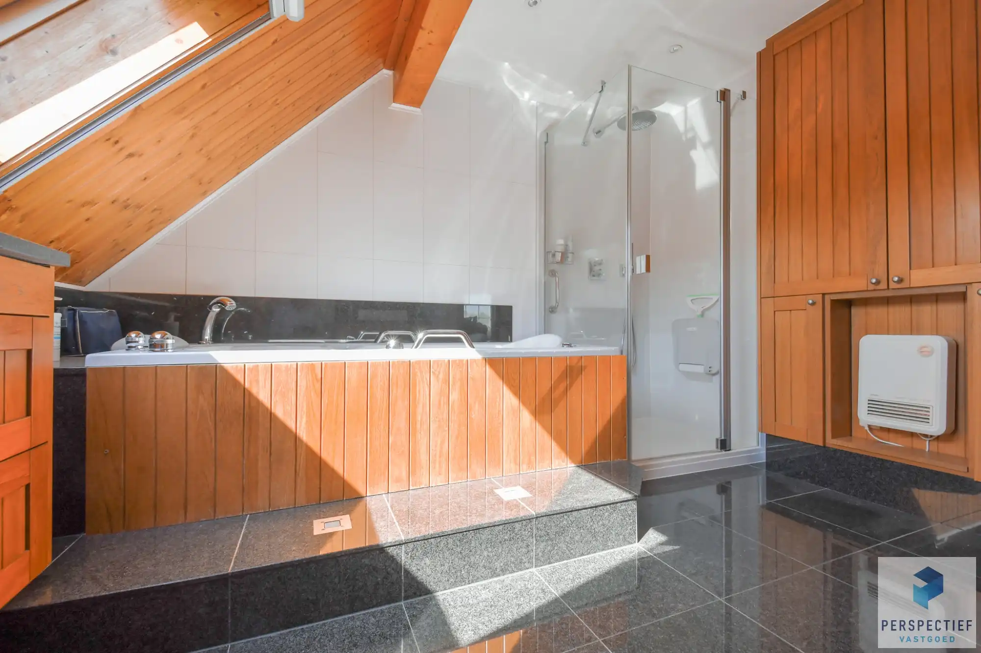 Unieke villa met dubbele garage en opslagplaats/ loods in rustige omgeving foto 18