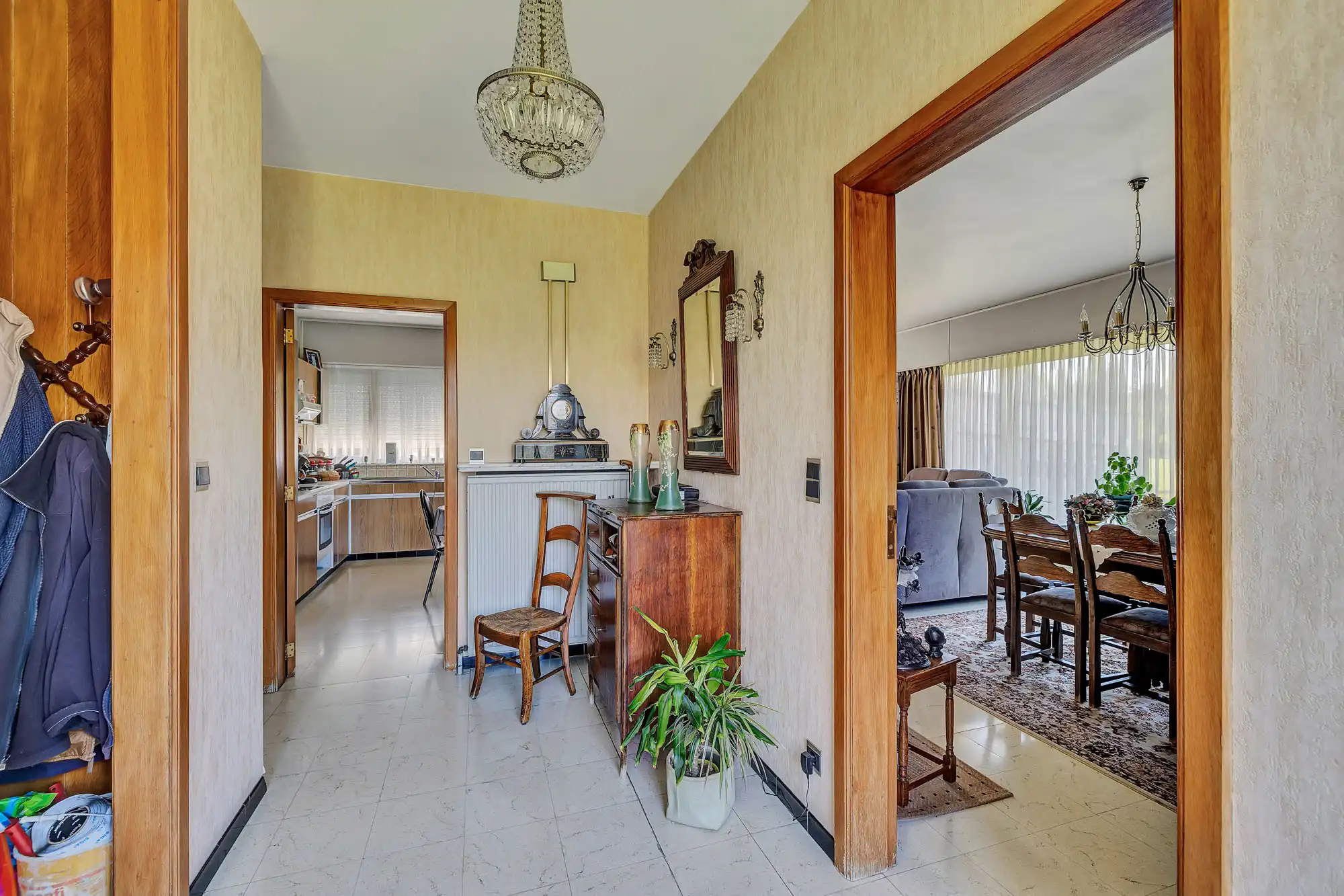 Te renoveren bungalow met zonnige tuin op toplocatie foto 4
