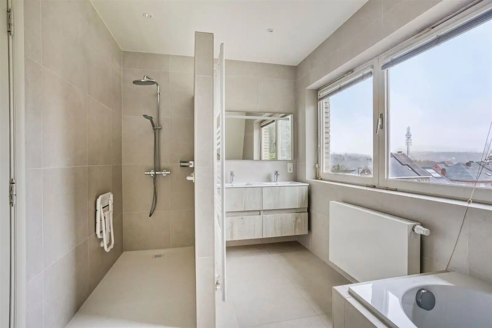 Zeer ruime villa (340m²) op een terrein van 7a38ca foto 17