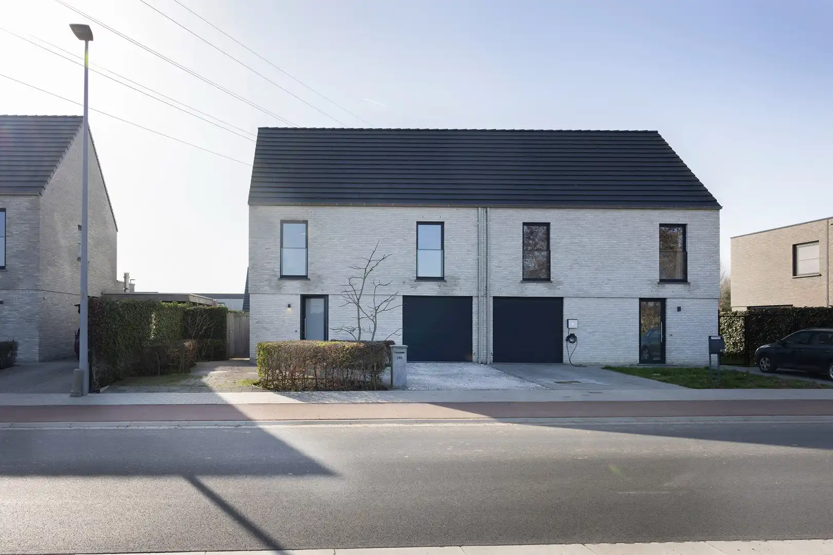 Jonge halfopenwoning met inpandige garage en aangename tuin. foto {{pictureIndex}}