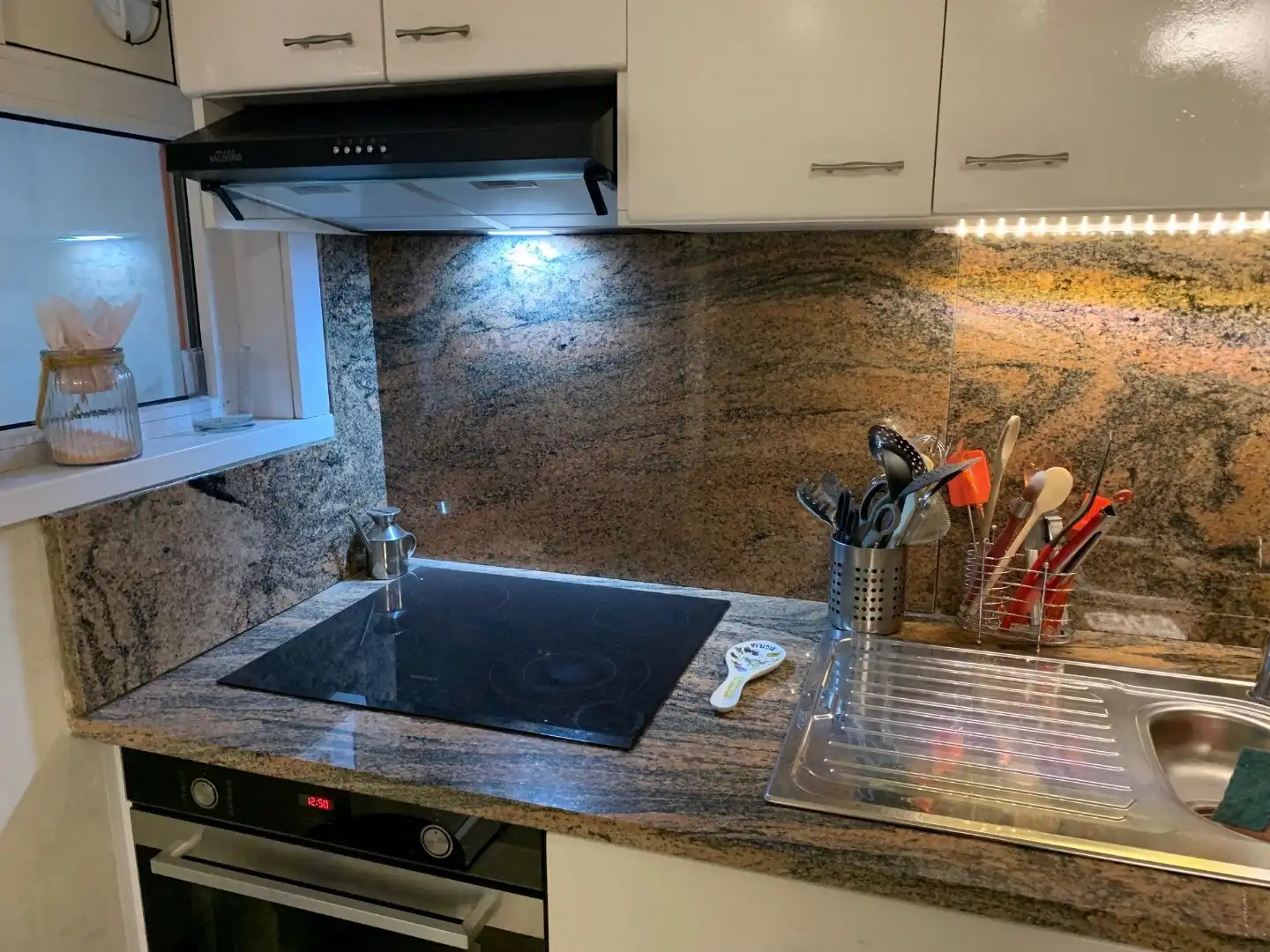 Gemeubeld tweeslaapkamerappartement met terras vlak aan de Zeedijk Oostende foto 5