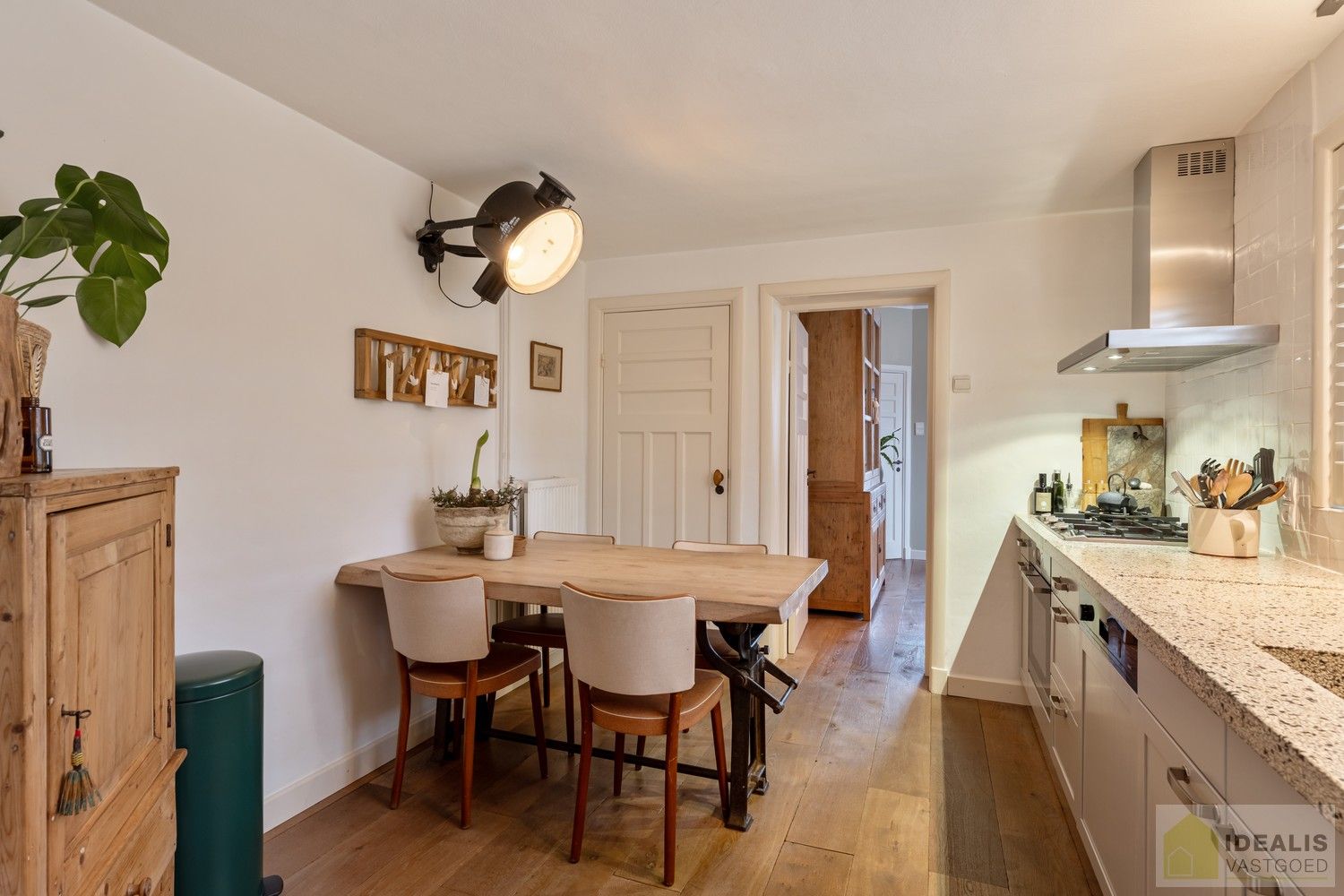 IDEALIS VASTGOED – Prachtige, stijlvolle woning met een aangename 123m² als bewoonbare oppervlakte. De woning omvat een lichtrijke ruime woonkamer voorzien van een pellet kachel en met een prachtige parketvloer dewelke overgaat in de keuken en 3 slaapkamers op een ruim en prachtig aangelegd perceel van 7a 42ca. Dit alles gelegen in een heerlijk rustige straat, op enkele minuten zowel van de centra van Pelt als Achel, doch ook op een steenworp van de Nederlandse grens, dichtbij Valkenswaard en Eindhoven. foto 15