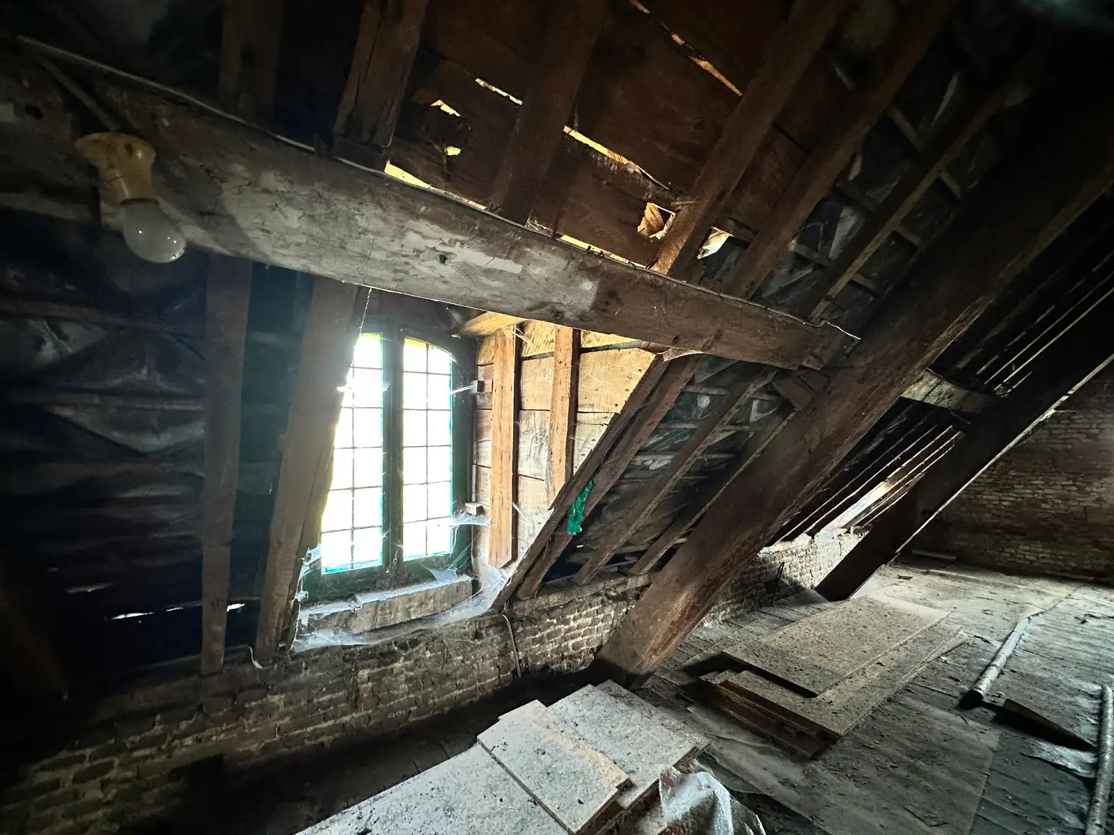 In de schaduw van de kerktoren bevindt zich deze mooie historische idyllische unieke pastorie.   foto 50