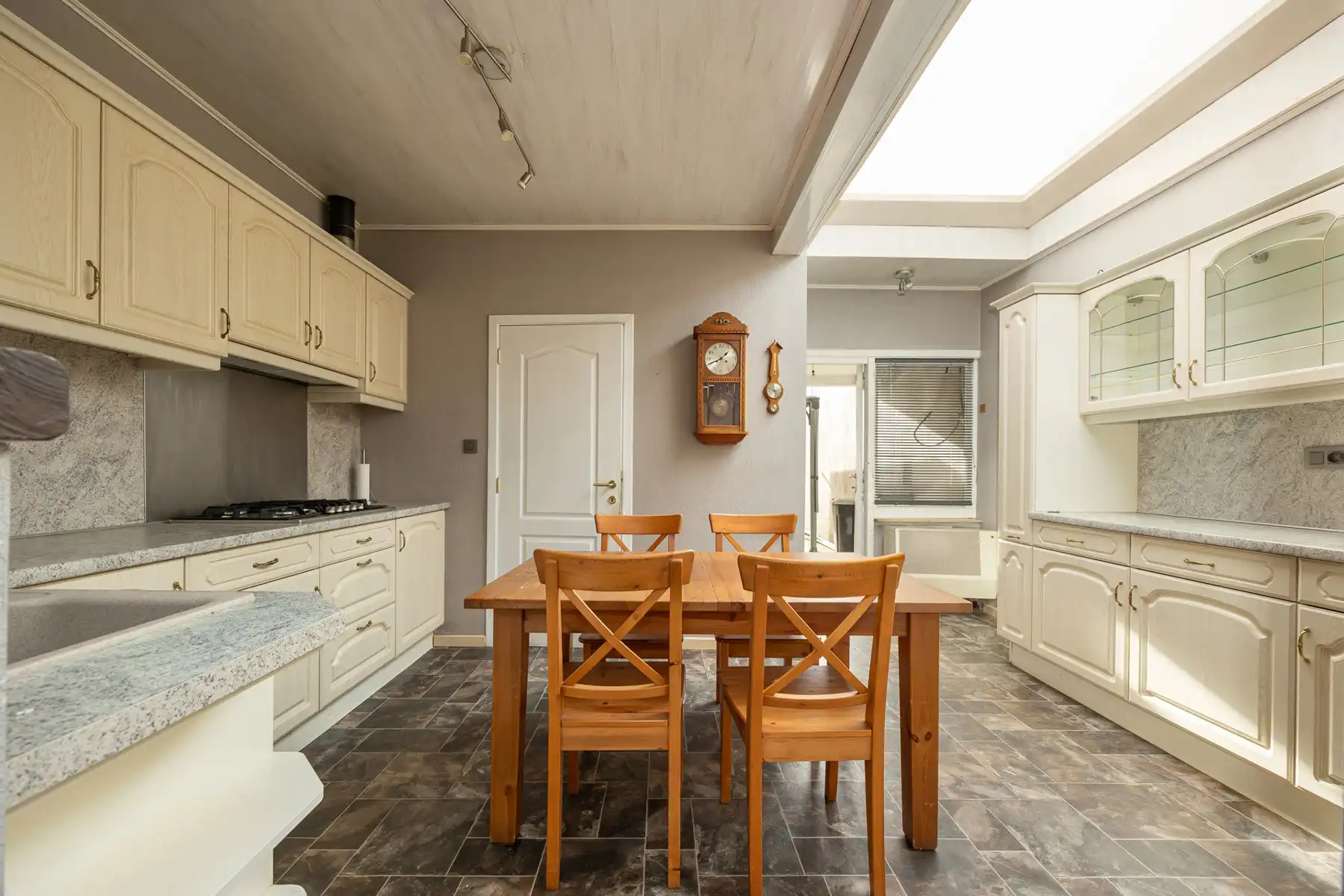 Woning met drie slaapkamers en aangename tuin in Boom foto 8