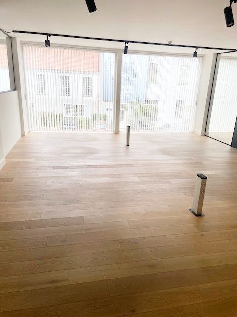 HIPPE KANTOREN-POLYVALENT GEBOUW NABIJ OPRIT E40 foto 6