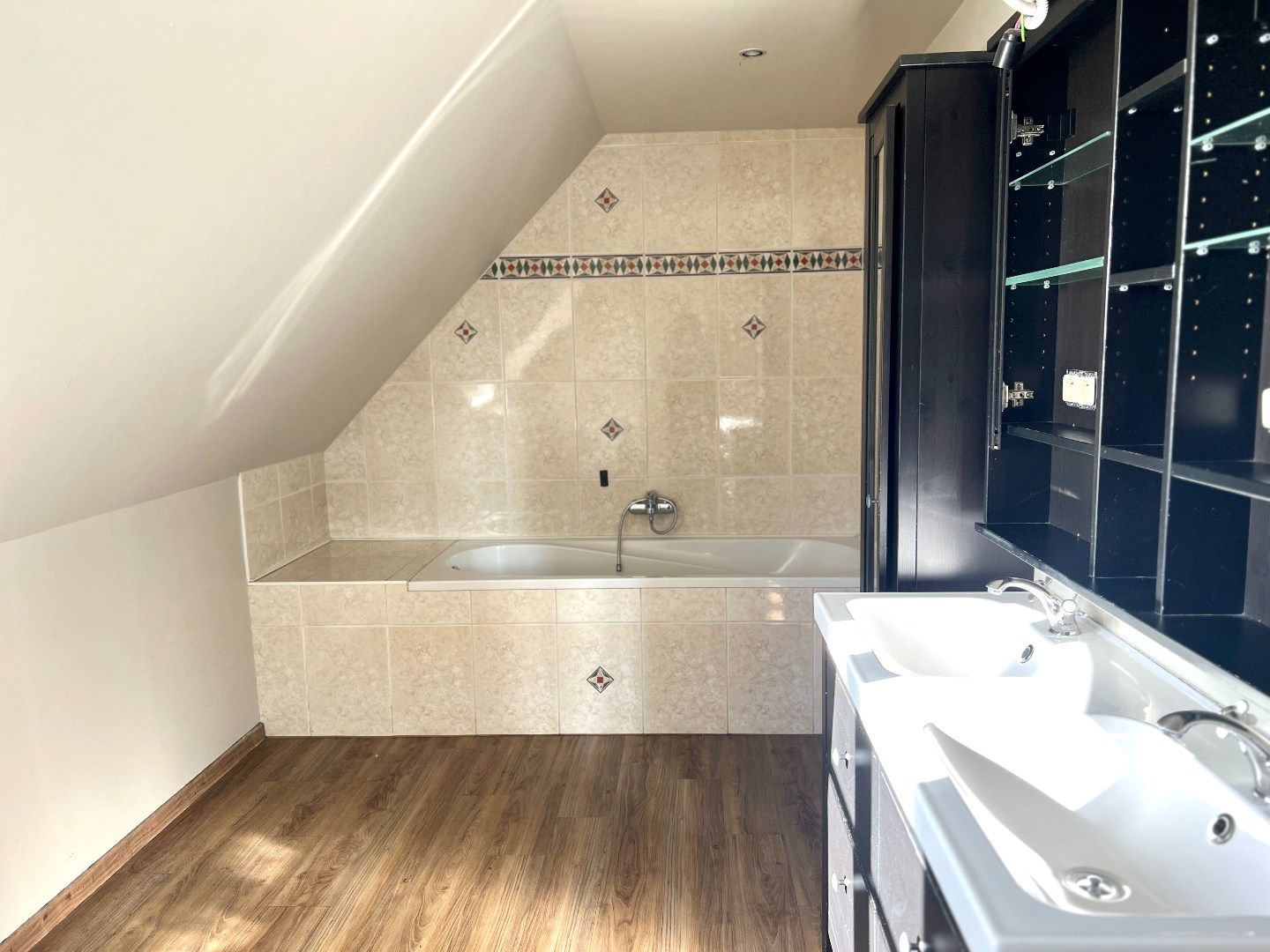 Veelzijdige eigendom met tal van mogelijkheden te koop te Zwevegem! foto 14