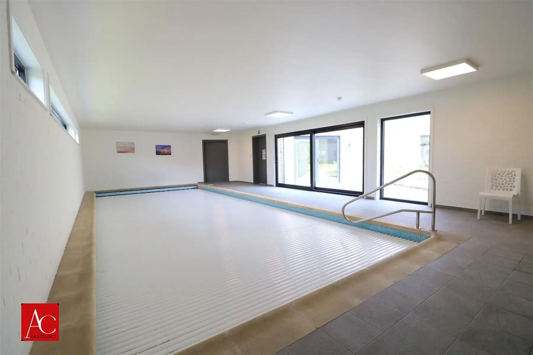Serviceflat in recent complex met garage foto 11