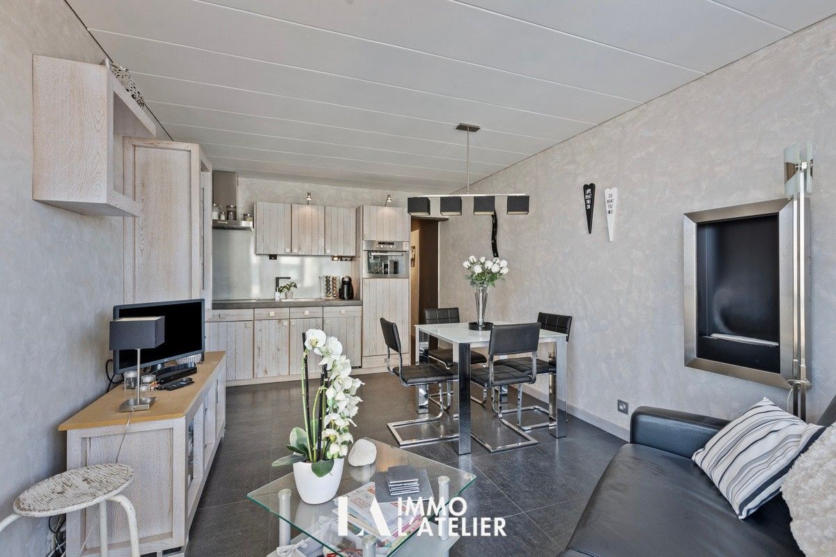 Ruime studio met aparte slaaphoek en zijdelings zeezicht in Westende. foto 2