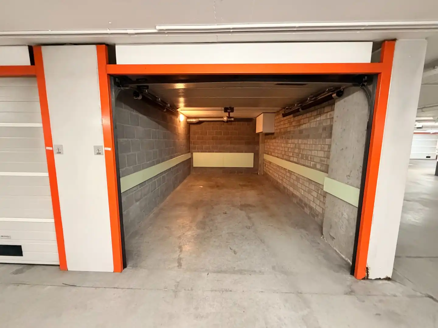 Gesloten garagebox te huur gelegen aan de Minigolf in het Zoute. foto 3
