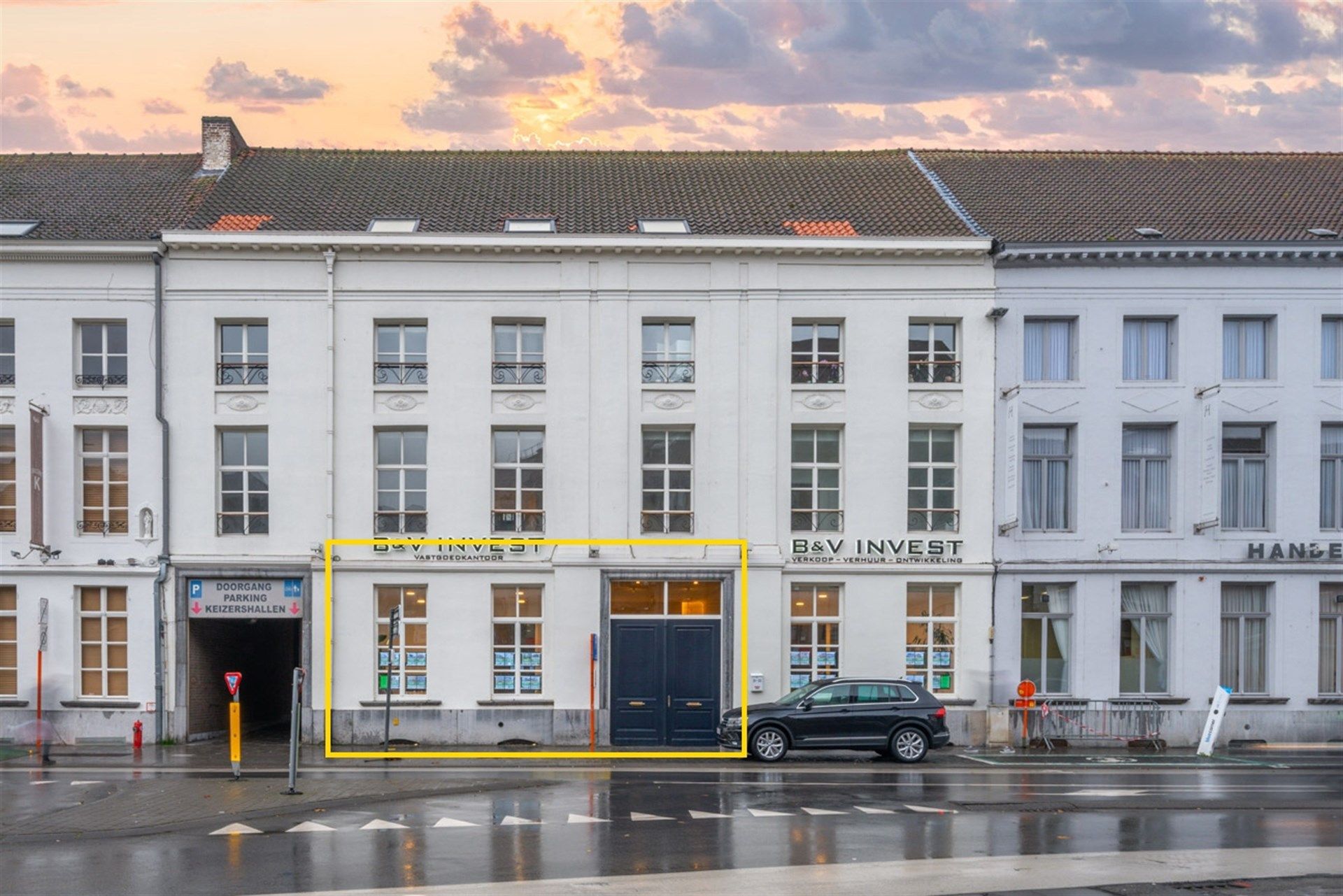 Representatief kantoor- of handelspand op topligging aan het Keizersplein in Aalst foto {{pictureIndex}}