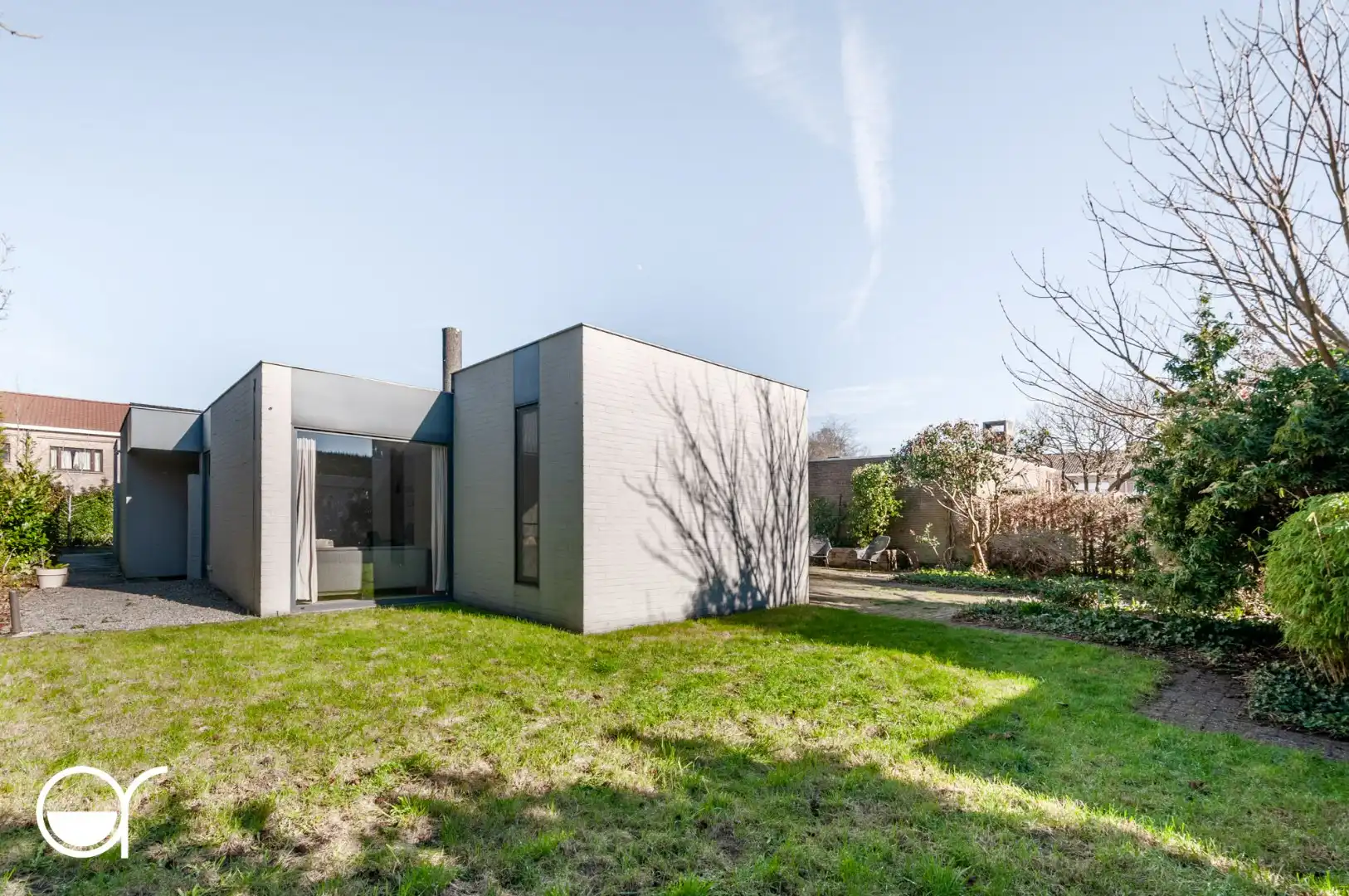 Architectenwoning met 3 slaapkamers  gelegen in een residentiële wijk in Lovendegem. foto 3