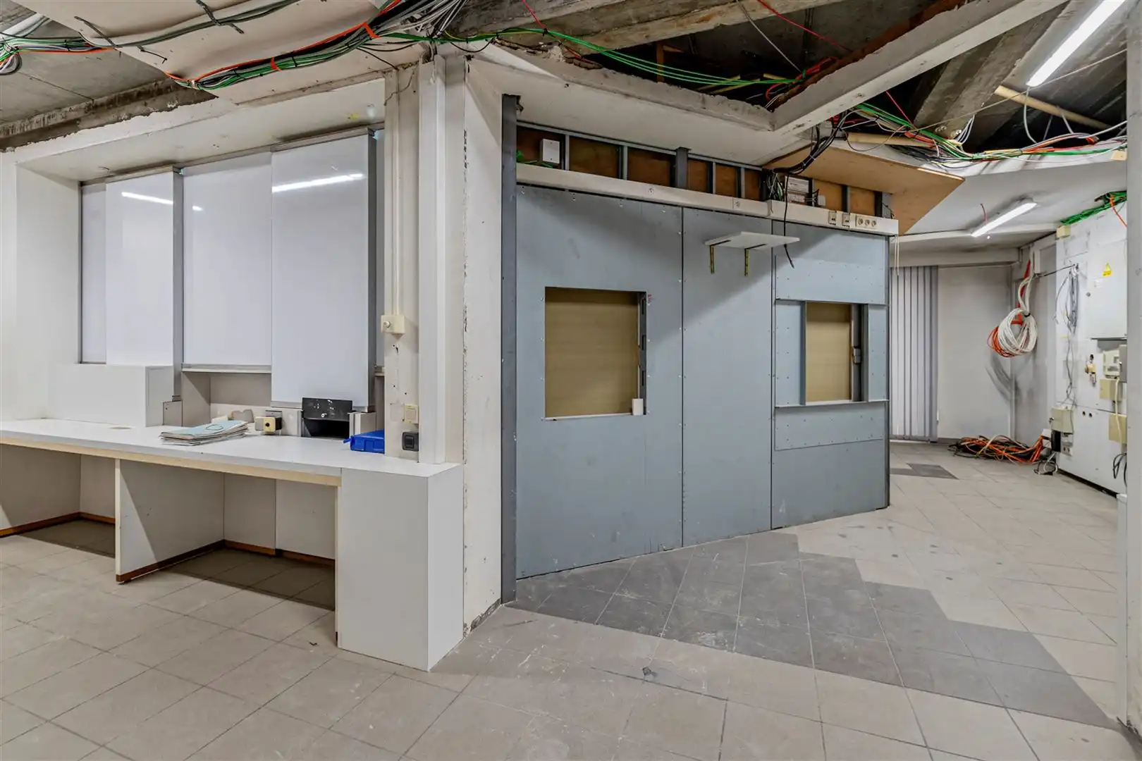 Centraal gelegen zeer ruim commercieel pand met 5 parkeerplaatsen foto 6