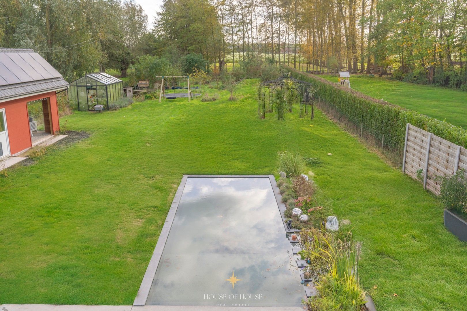 Scandinavisch geïnspireerde passiefbouw villa met natuurlijke tuin en innovatieve topafwerking foto 24