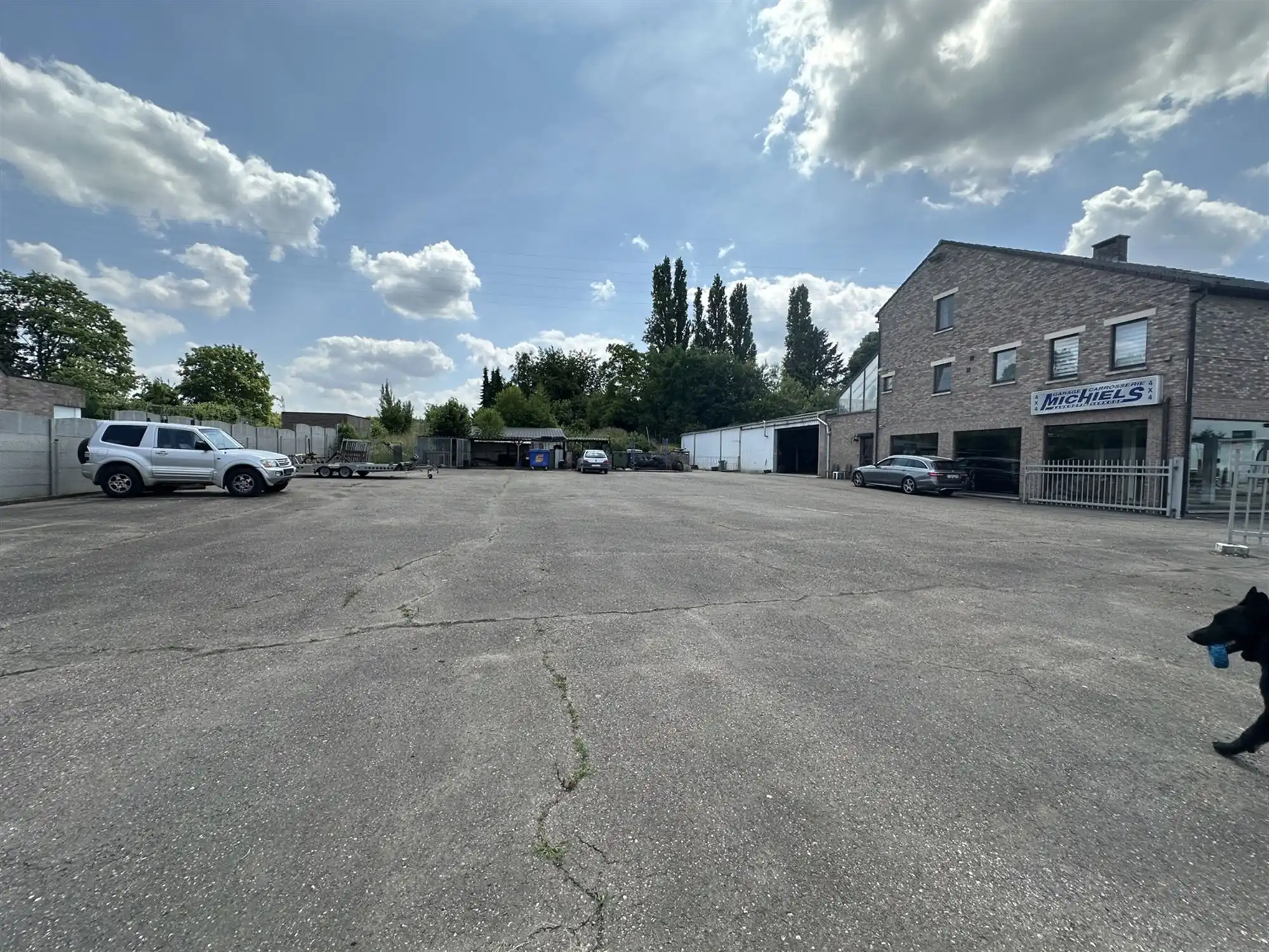 Handelspand met woonst, showroom, loods en parking foto 3