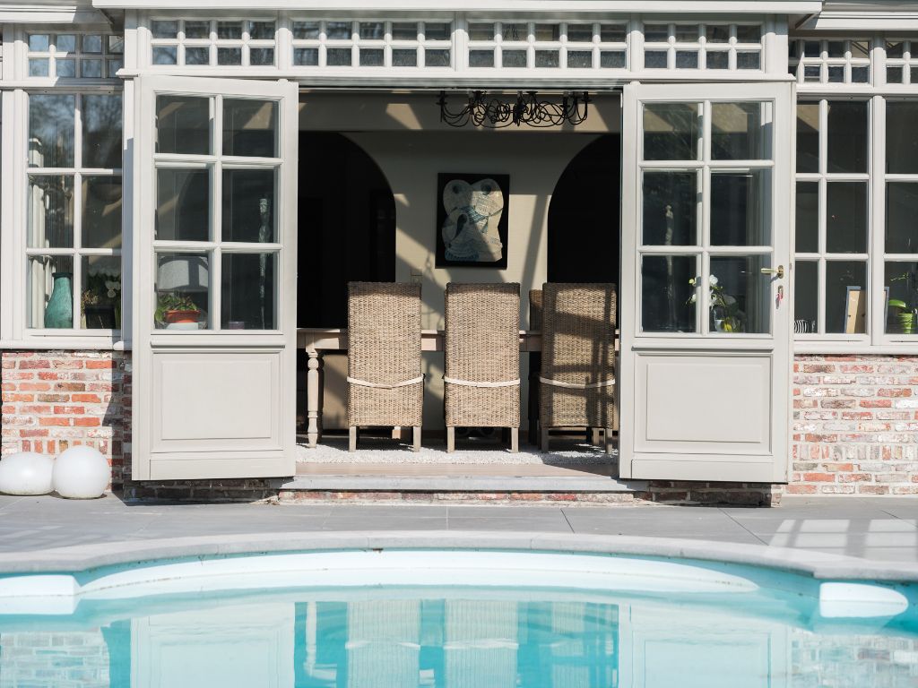 Instapklare, vrijstaande woning met zwembad op een zonnig perceel, drie slaapkamers en de mogelijkheid voor een praktijkruimte in een rustige omgeving. foto 5