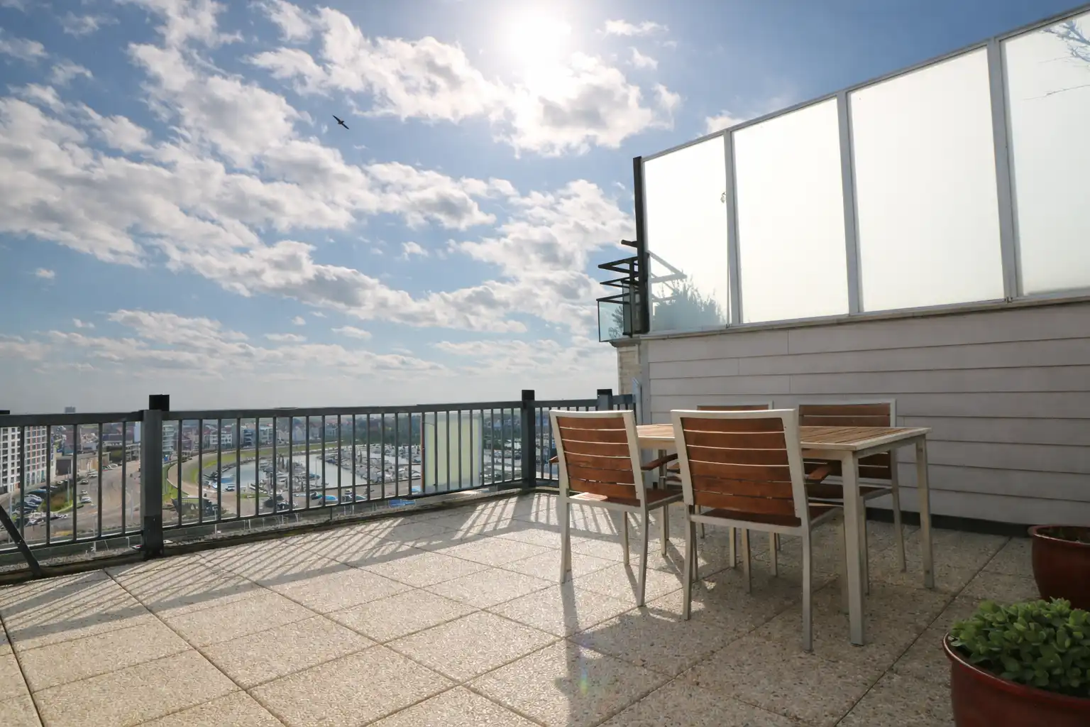 Penthouse met ruime terrassen en fantastisch zicht op de jachthaven. foto {{pictureIndex}}