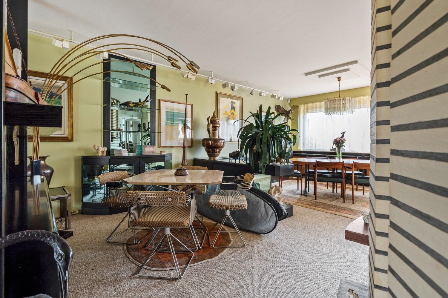 Karaktervolle halfopen woning met garage, oprit en gezellige tuin nabij het centrum van Borsbeek! foto 3