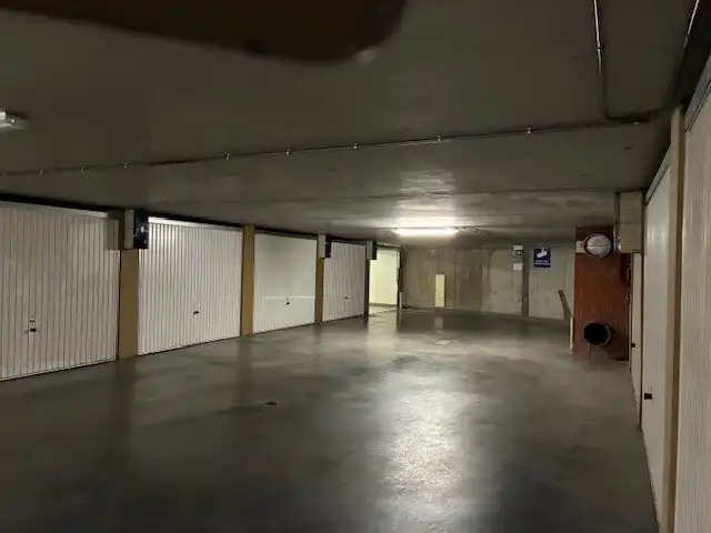 ruime autobox in een verzorgd garagecomplex foto 4