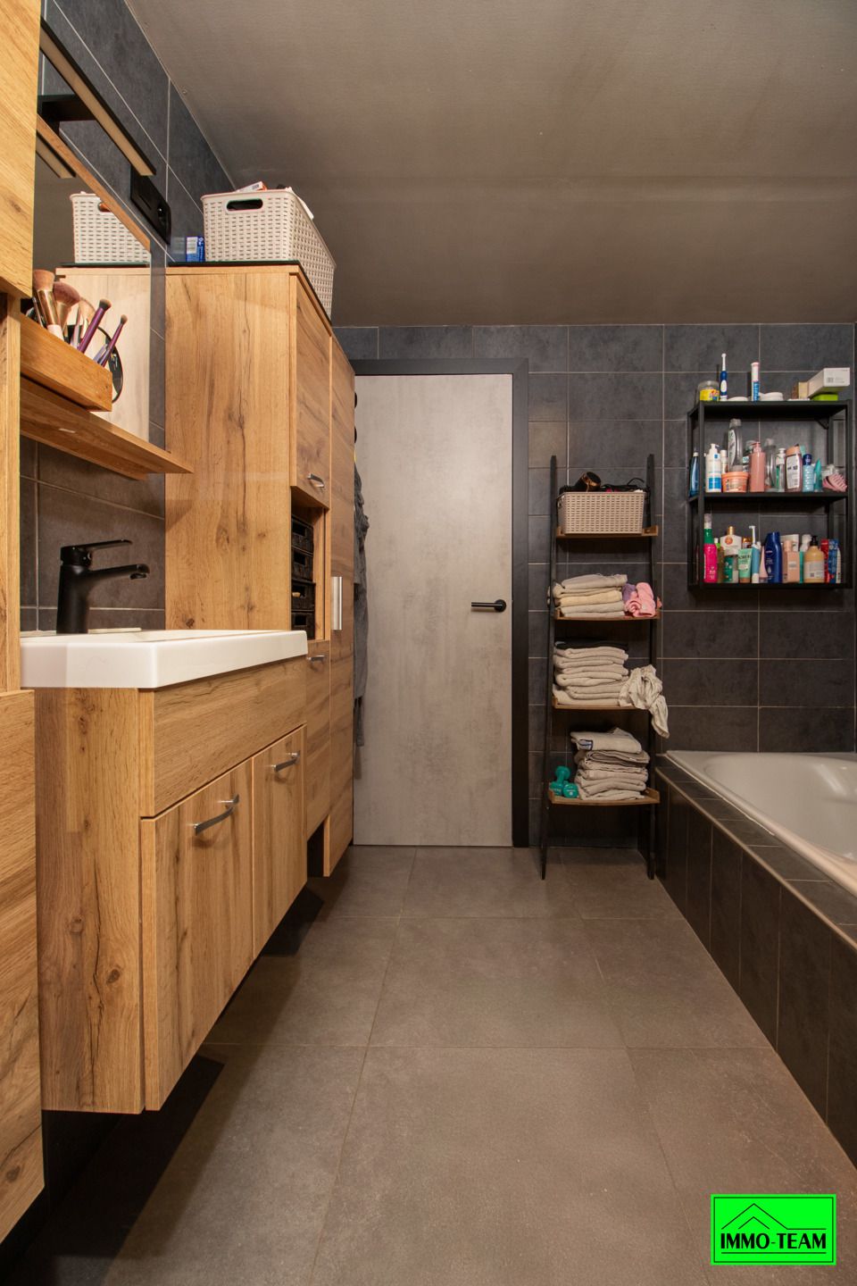 Gezellige, gerenoveerde 3-gevelwoning met 5 slaapkamers foto 10