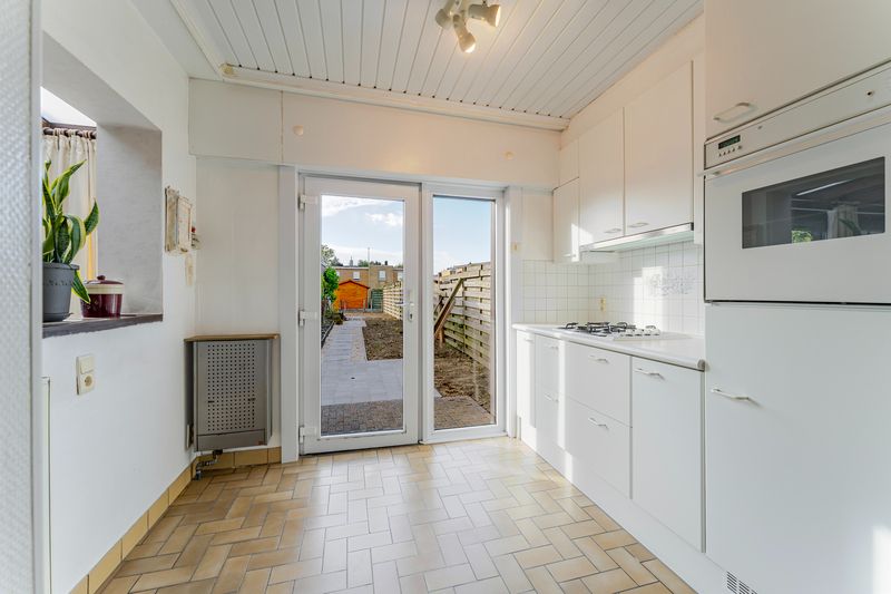 Roeselare-stadsrand. Uiterst verzorgde en goed gelegen woning met 3 slaapkamers en aparte ingang garagestraat. Gunstig EPC & conform elektriciteitsattest ! foto 9