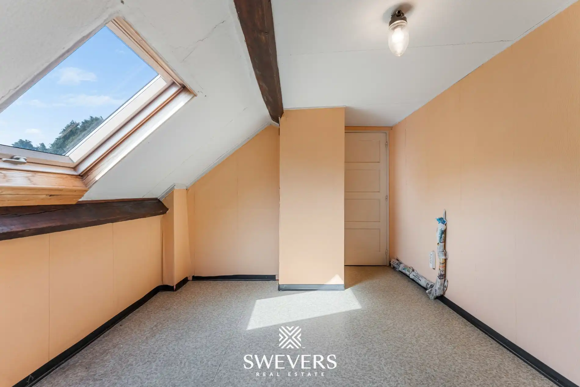 Te renoveren woning met grote tuin en 5 slaapkamers in Genk foto 23