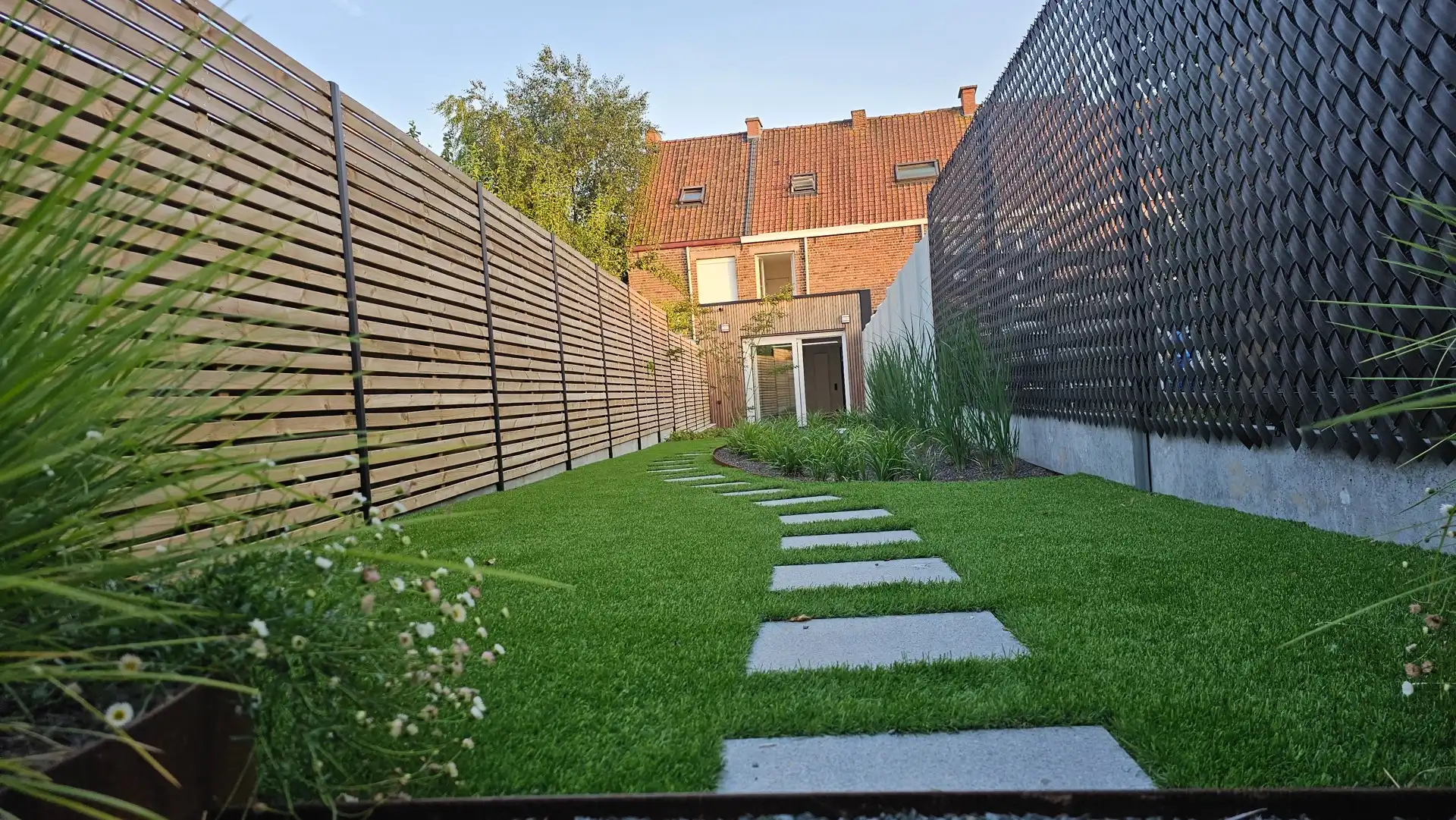 Volledig vernieuwde rijwoning met 3 slaapkamers, aangelegde tuin en private parkeerplaats foto 25