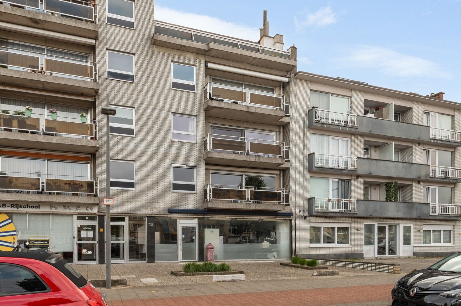 Handelsgelijkvloers te Deurne te koop! foto 2