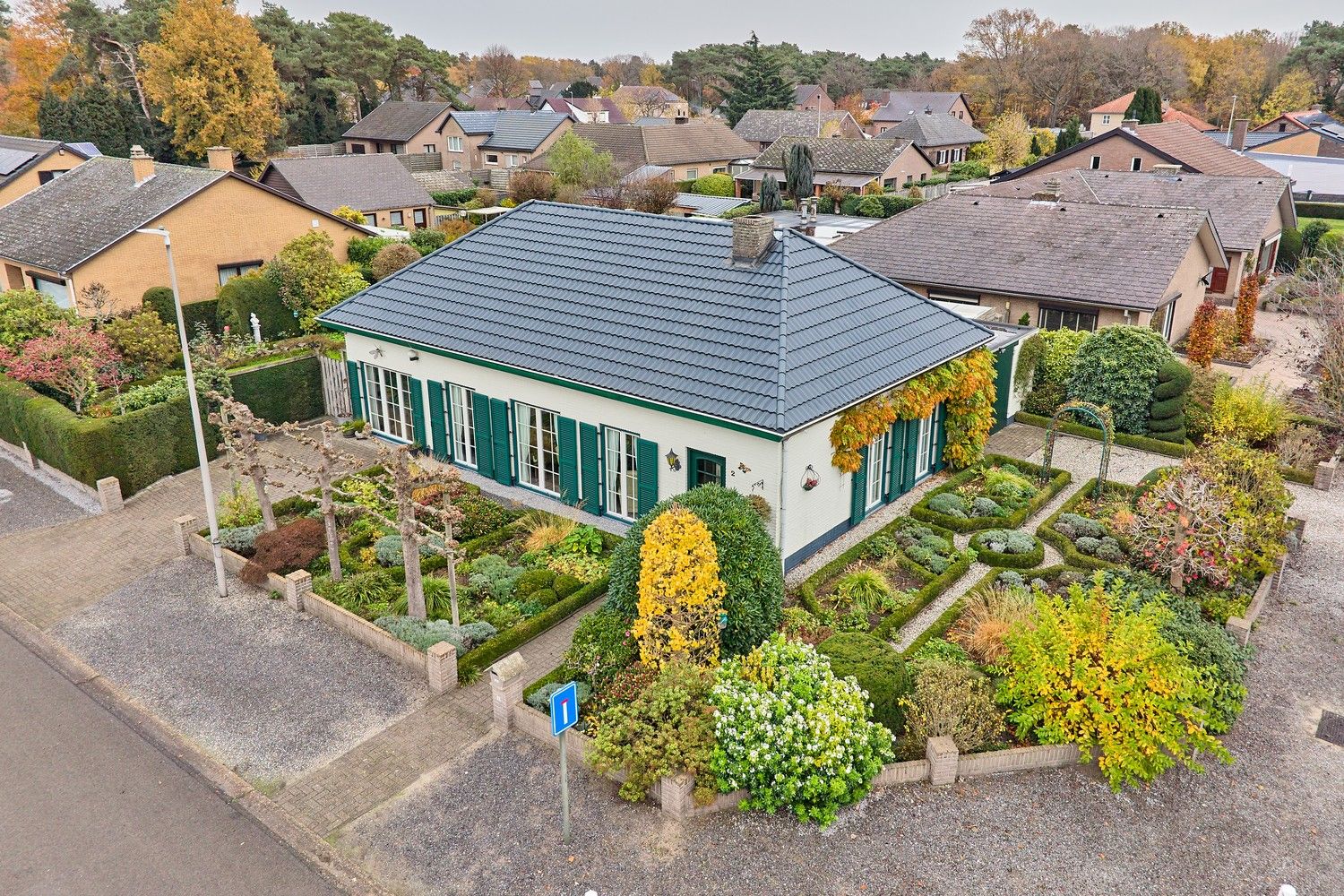 Gezellige en goed onderhouden bungalow met praktische bovenverdieping op fraai aangelegd perceel foto 23