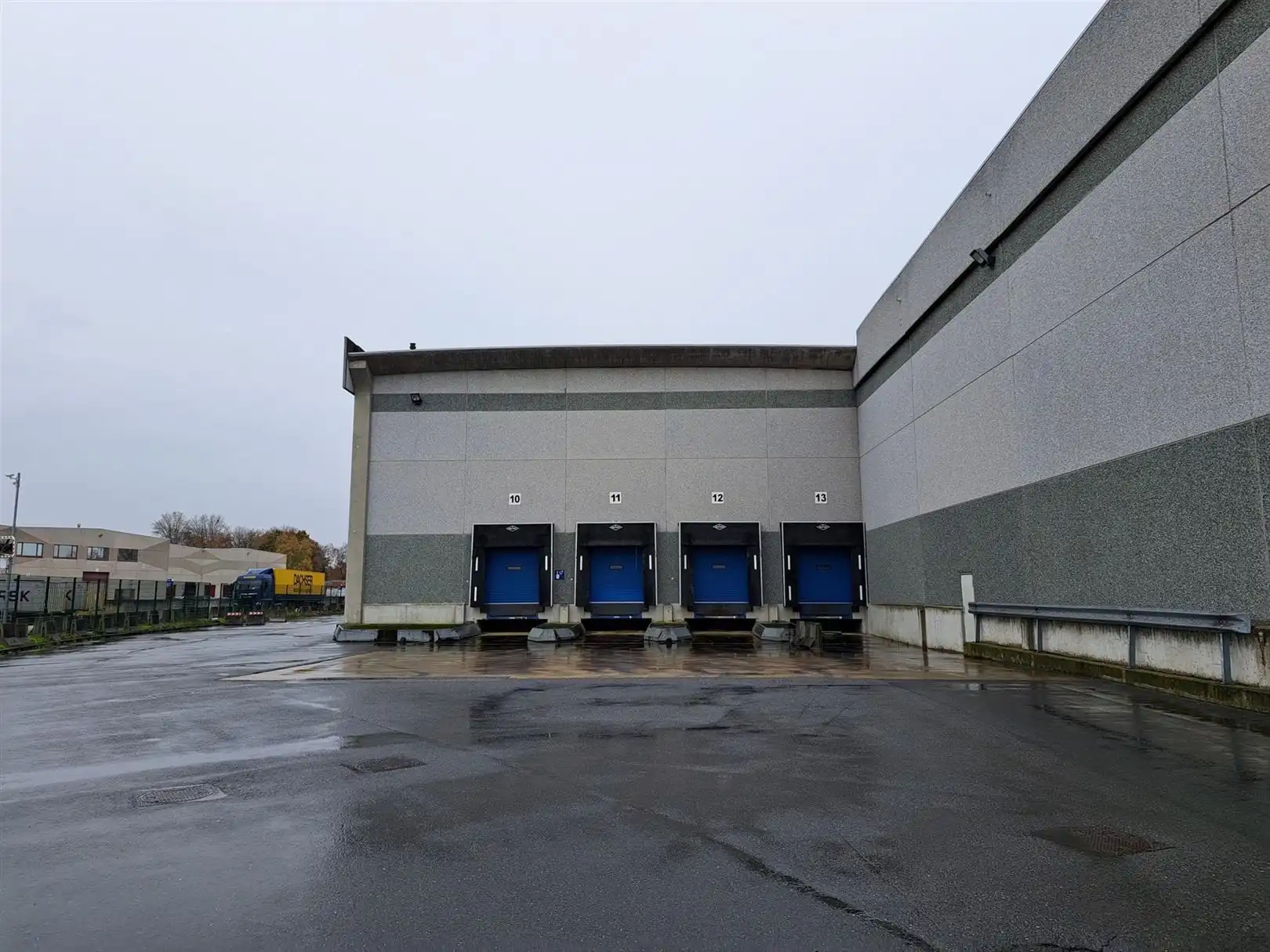 Logistieke units met laadkades en mogelijkheid tot dienstverlening foto {{pictureIndex}}