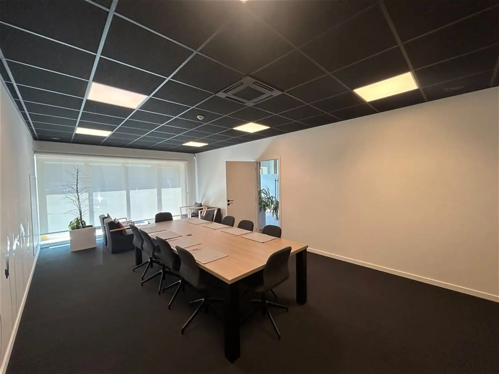 Hedendaags kantoorgebouw met magazijn foto 4