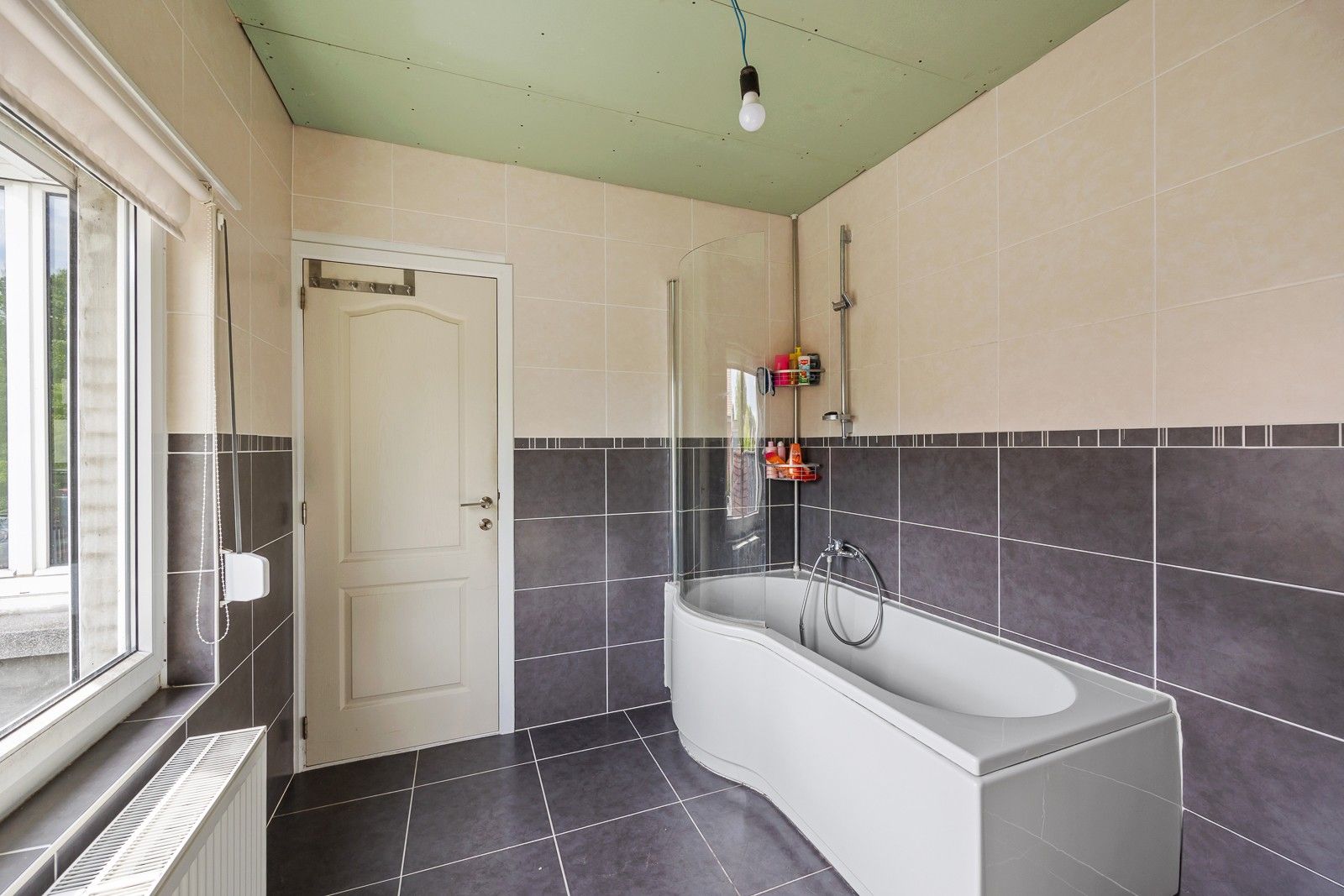 Gedeeltelijk te renoveren en op te frissen woning vlakbij het park van Brasschaat. foto 8