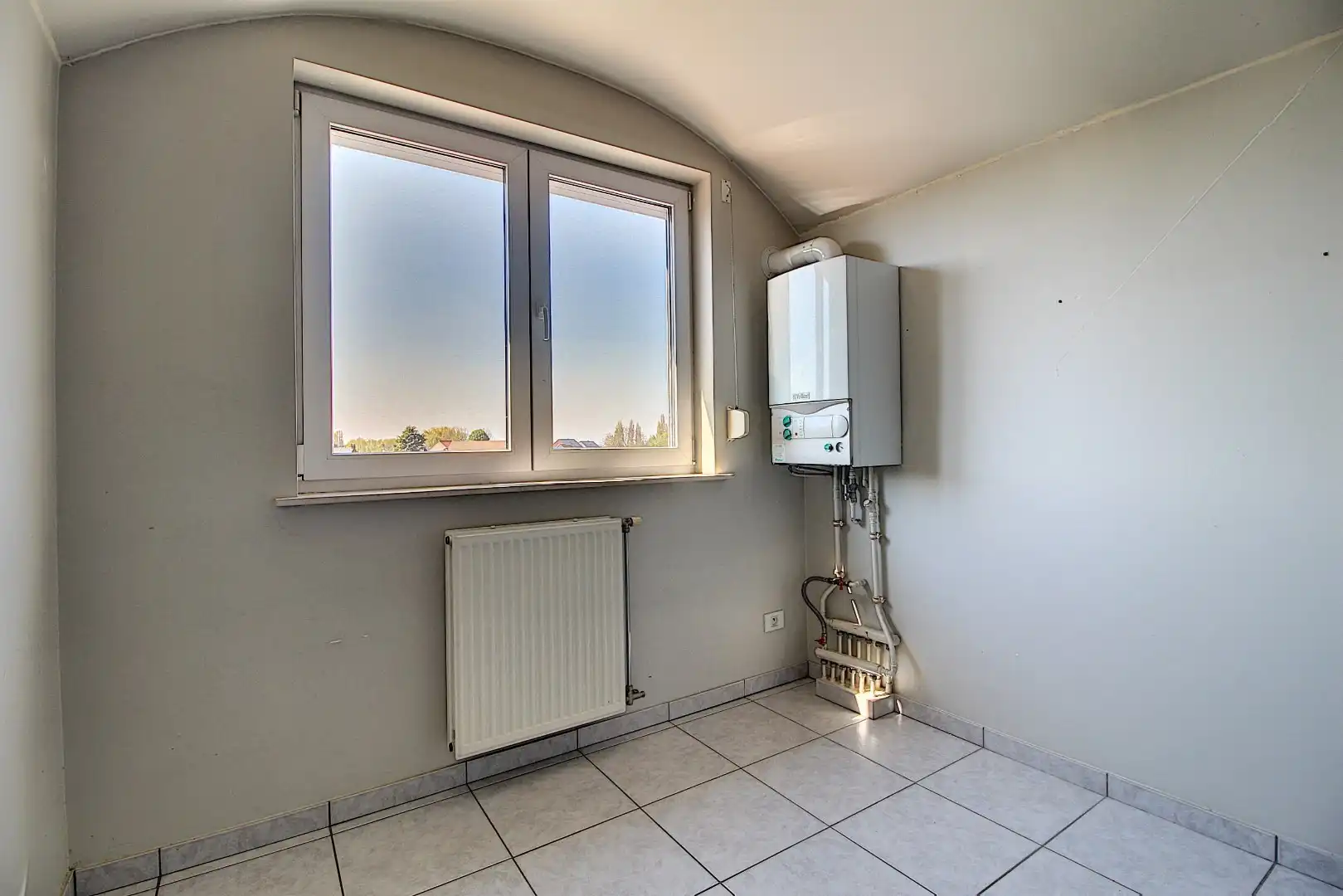 Zonrijk, ruim appartement met 1 slaapkamer en garage! foto 8